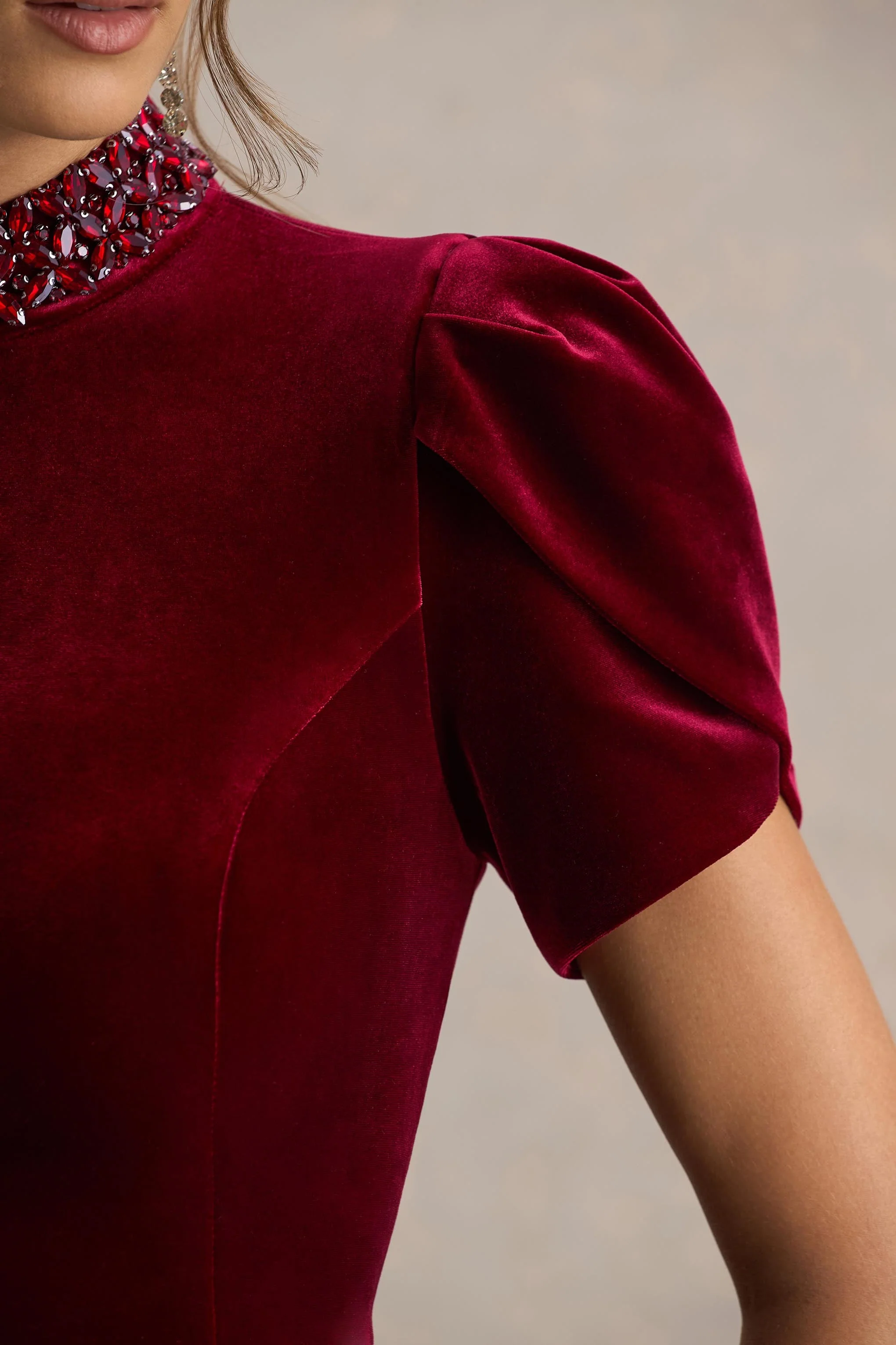 Margot | Bordeaux Hoge Hals Fluwelen Mini Jurk Met Versierde Details - Image 5