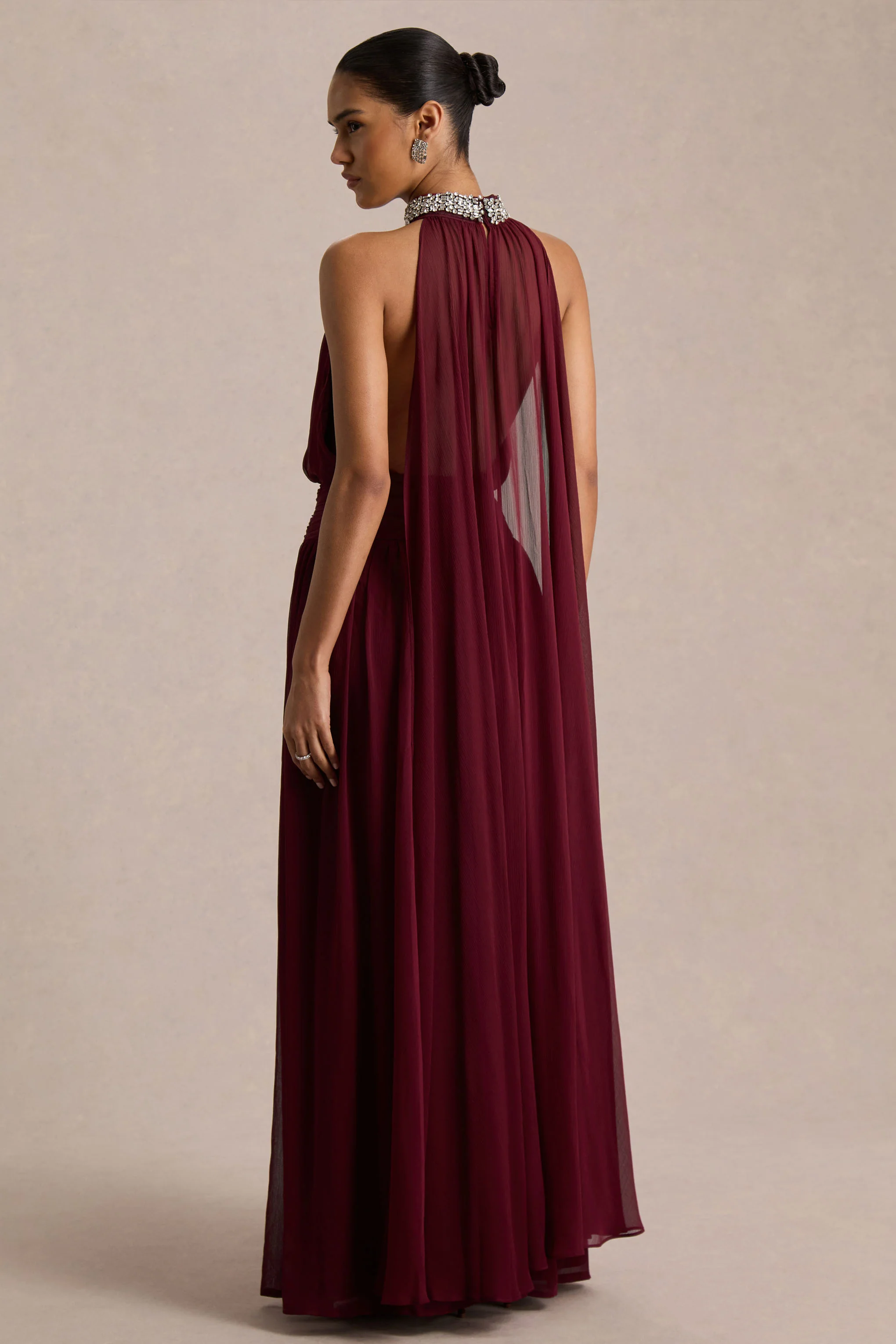 Marie | Bordeauxrode Halternek Maxi Jurk Met Versierde Details - Image 2