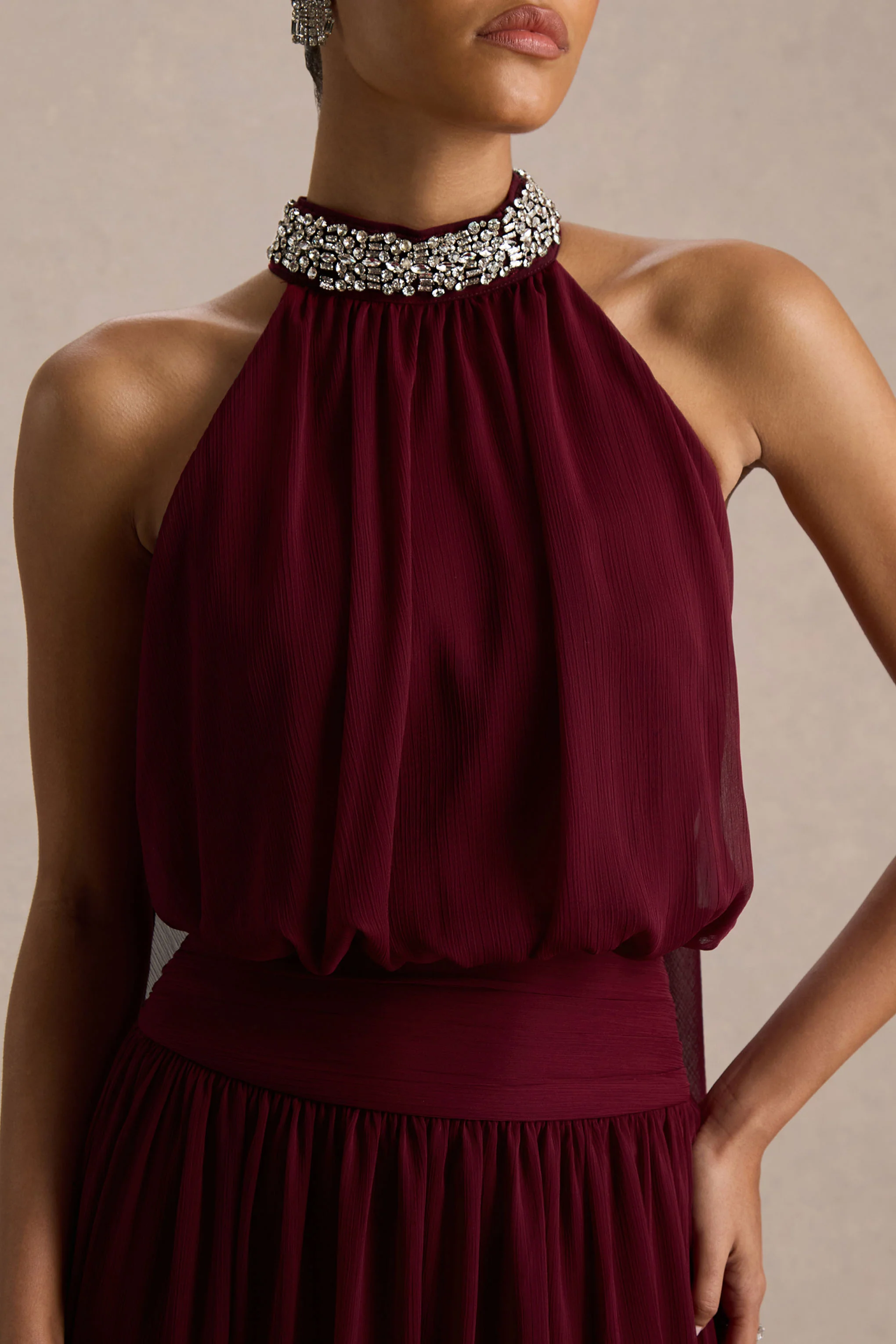 Marie | Bordeauxrode Halternek Maxi Jurk Met Versierde Details - Image 6
