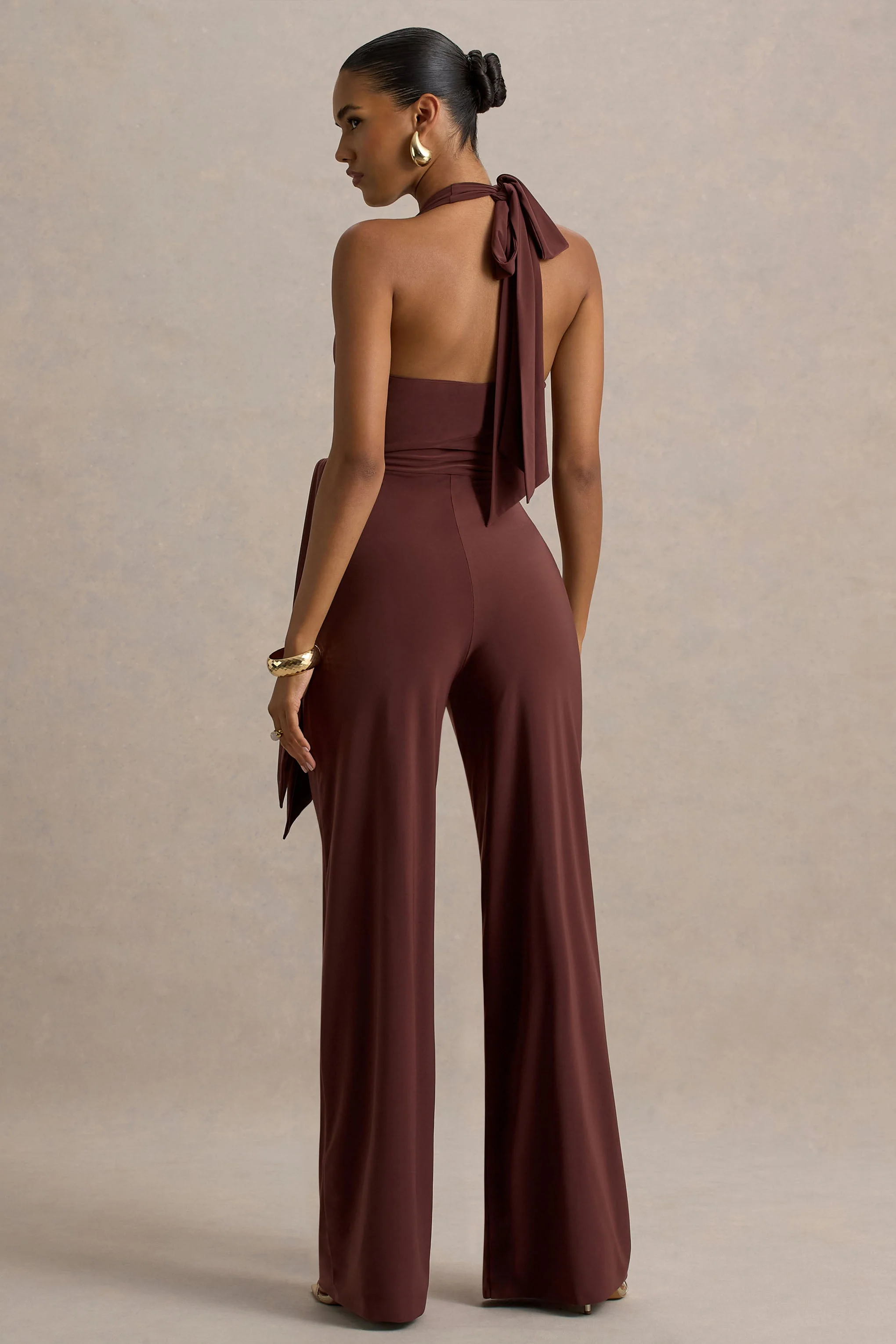 Marlais | Chocolade Diepe V‑Hals Jumpsuit Met Gestrikte Taille - Image 2