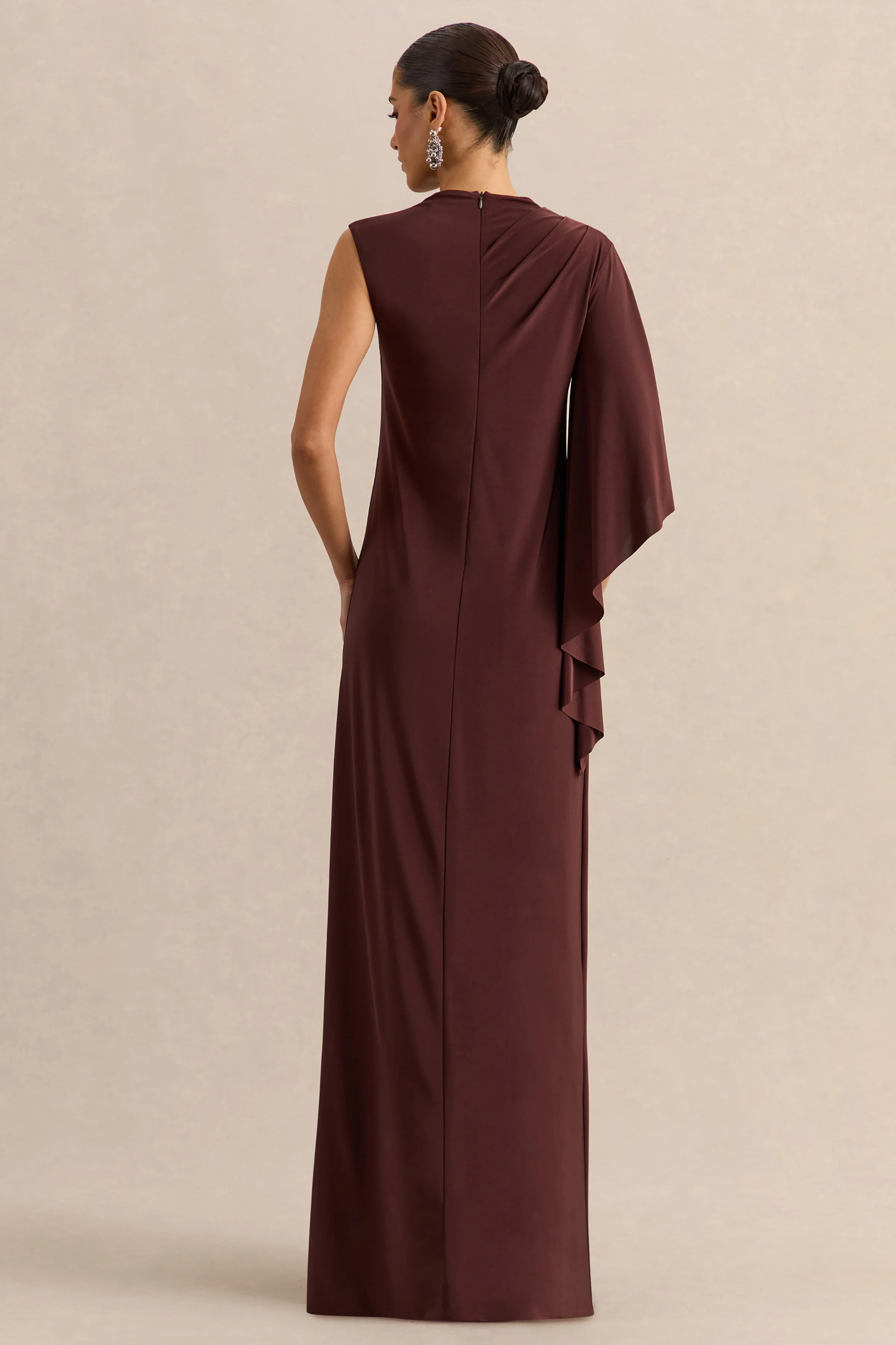 Marosia | Bruine Maxi Jurk Met Hoge Hals En Eén Lange Mouw - Image 2