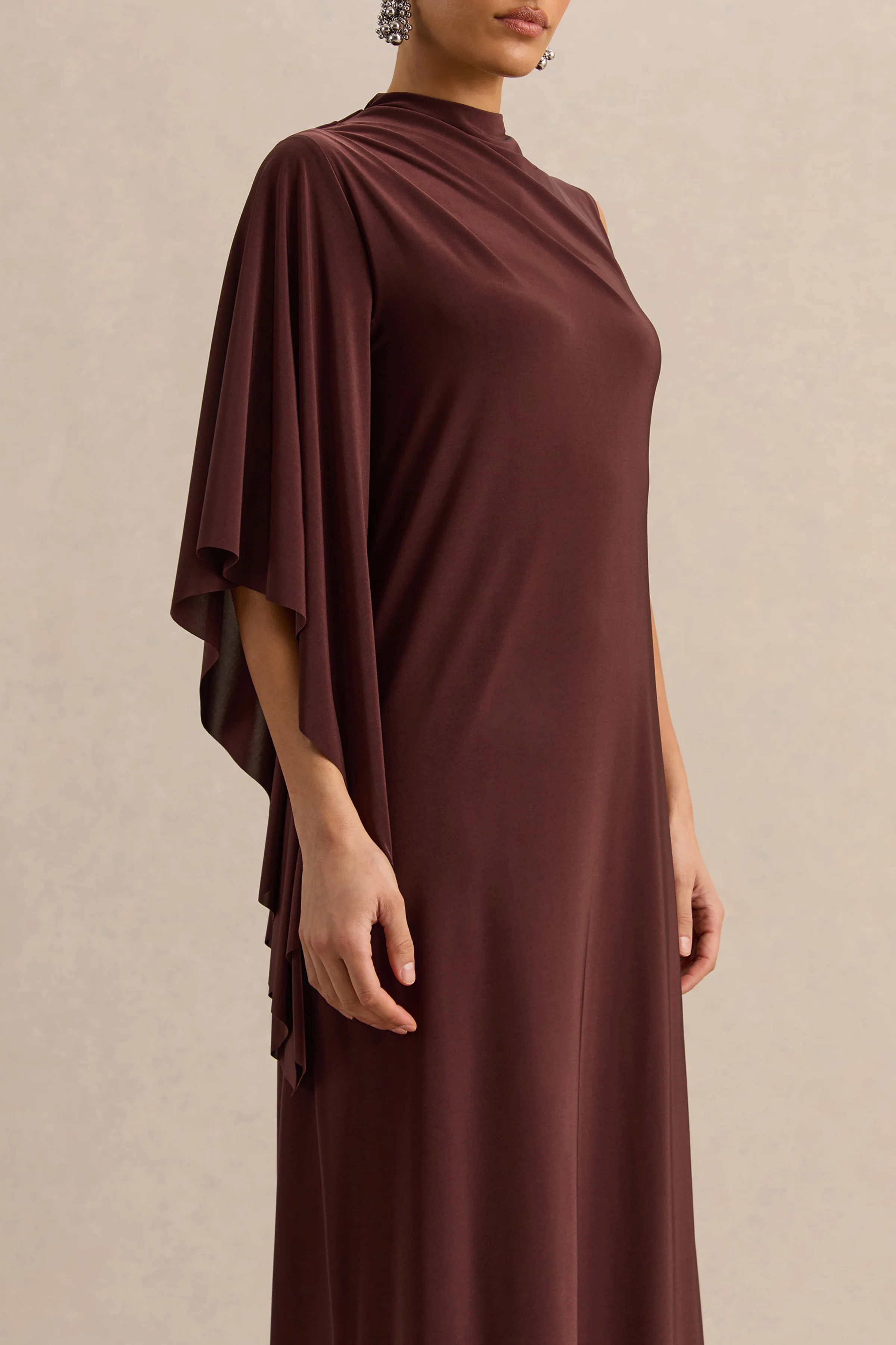 Marosia | Bruine Maxi Jurk Met Hoge Hals En Eén Lange Mouw - Image 3
