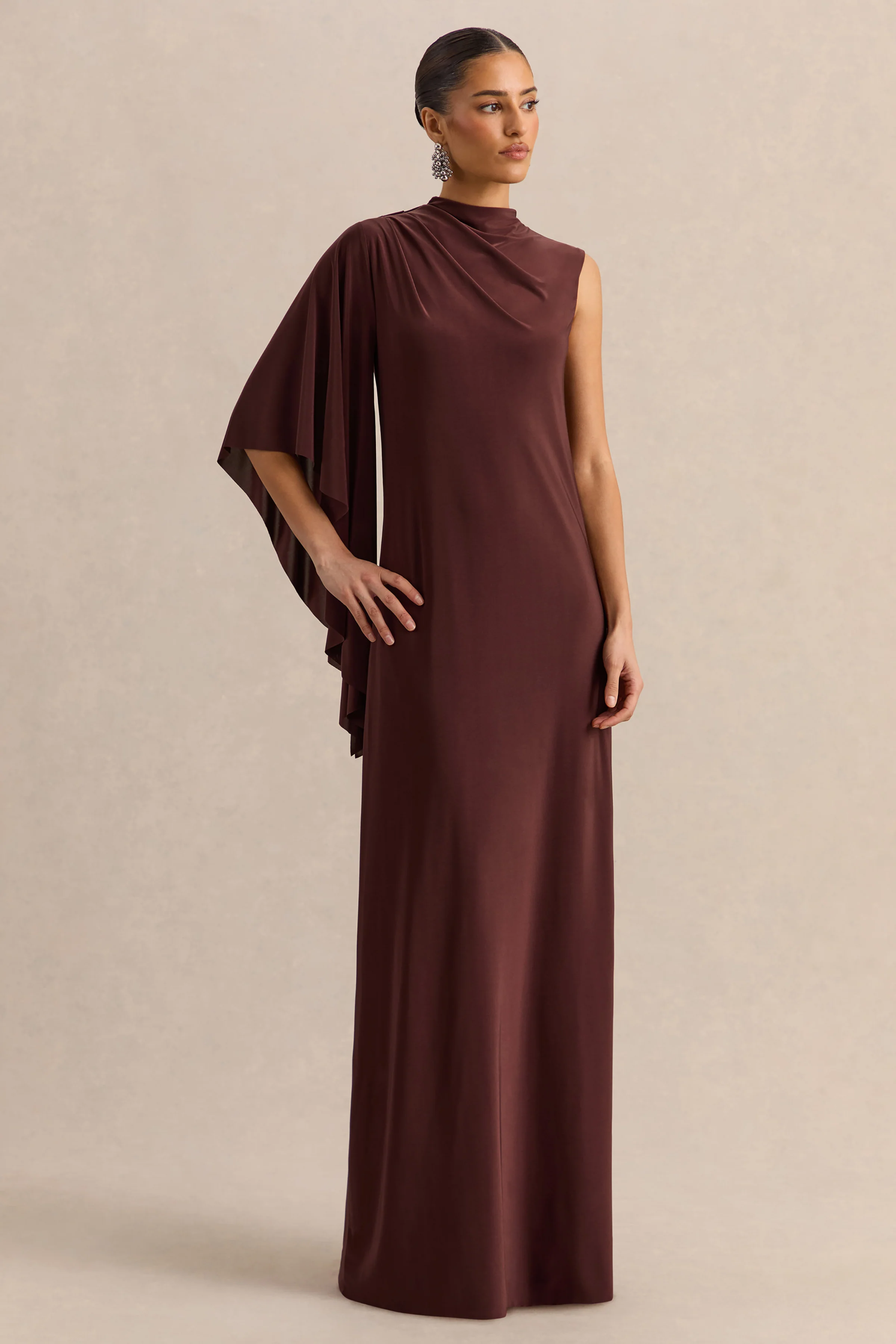 Marosia | Bruine Maxi Jurk Met Hoge Hals En Eén Lange Mouw - Image 4