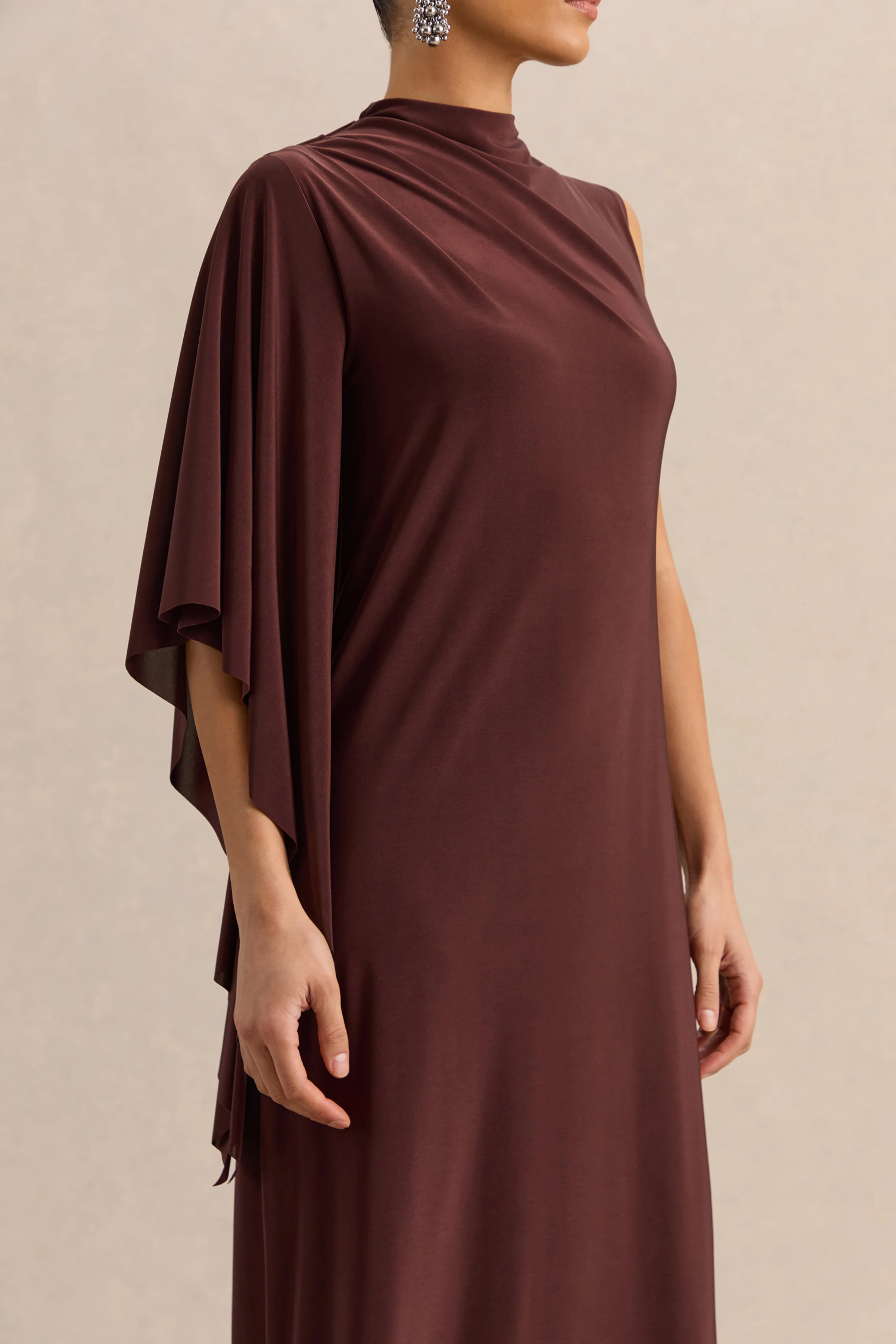 Marosia | Bruine Maxi Jurk Met Hoge Hals En Eén Lange Mouw - Image 6