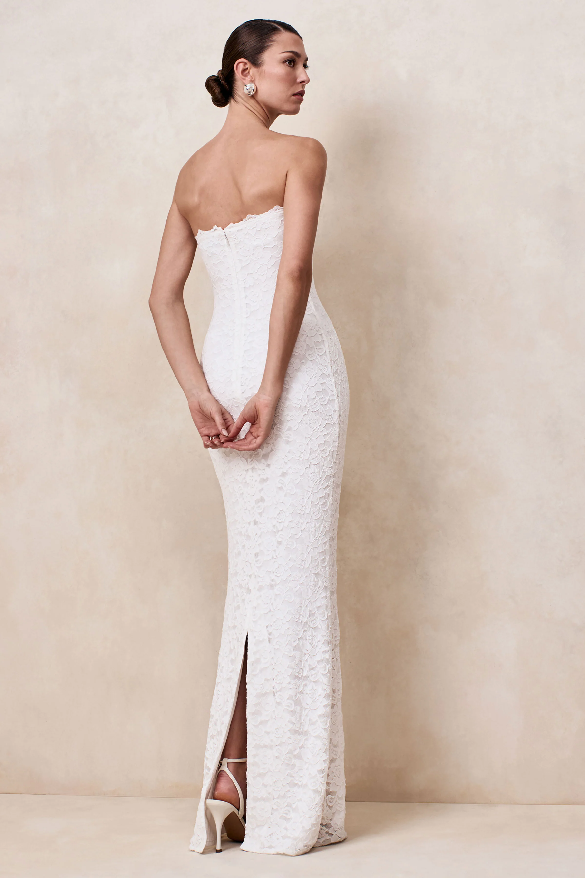 Massima | Witte Kanten Bandeau Maxi Jurk Met Sjaal Detail - Image 5
