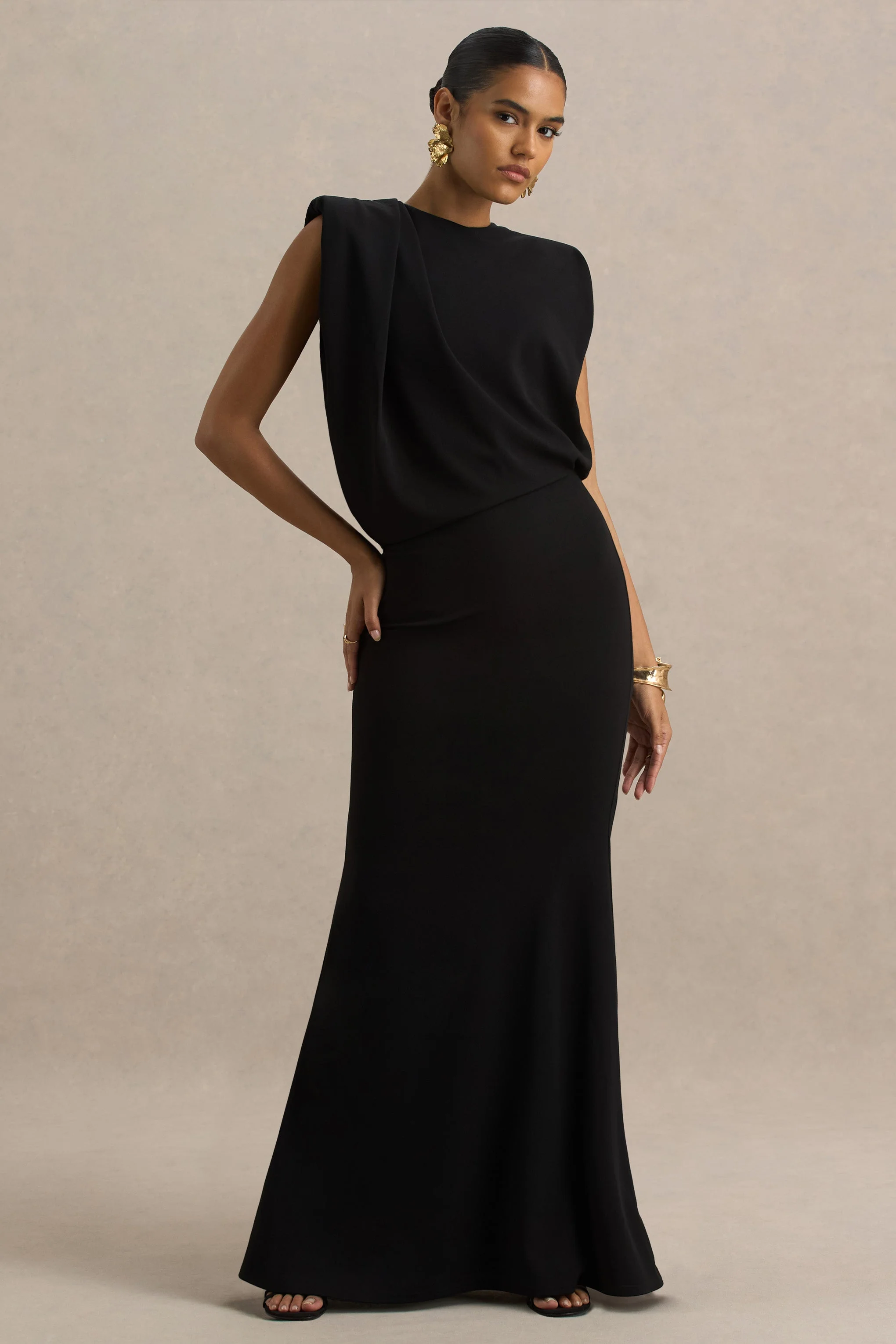 Meave | Zwarte Maxi Jurk Met Boot Hals en Drapering Detail - Image 3