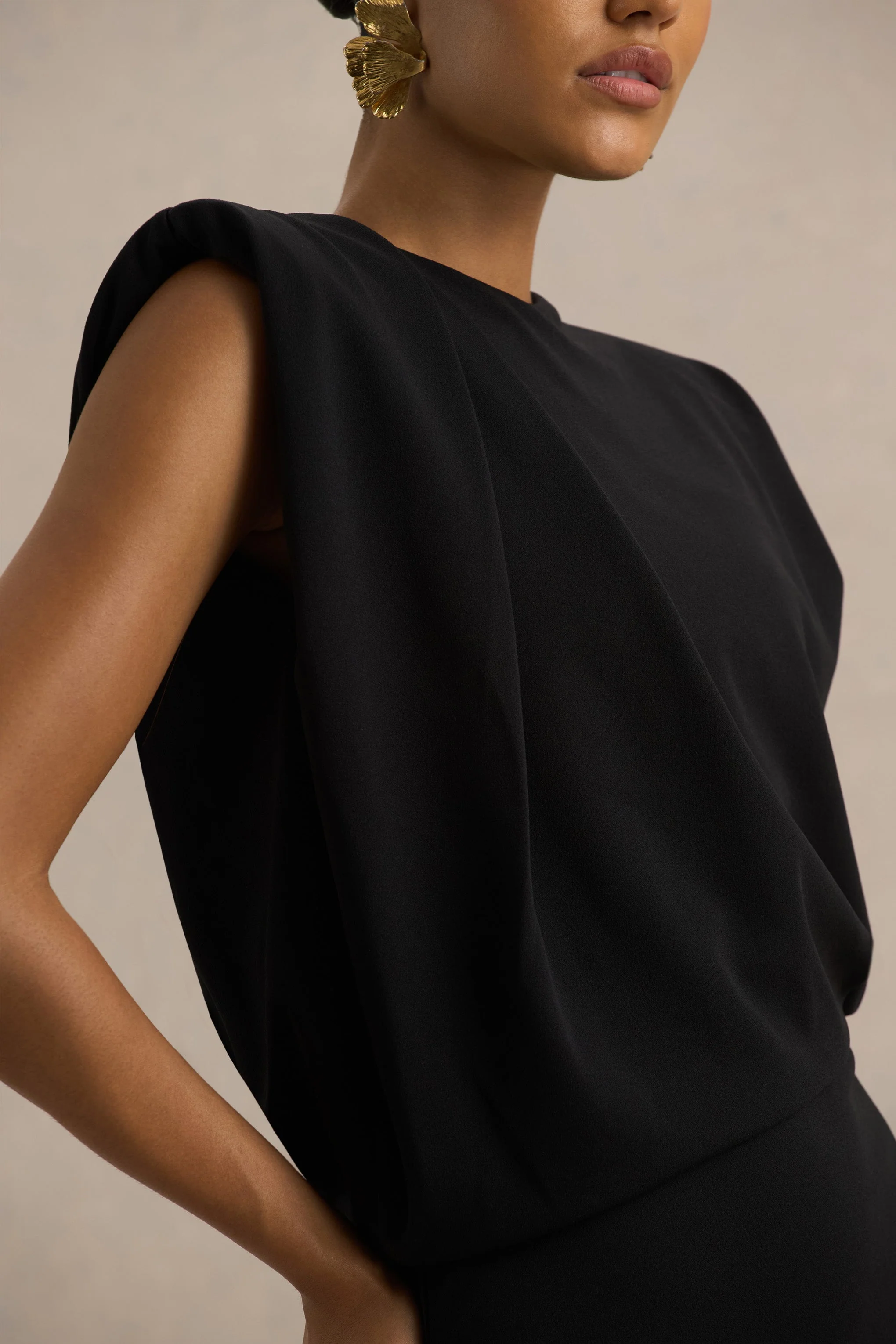 Meave | Zwarte Maxi Jurk Met Boot Hals en Drapering Detail - Image 4