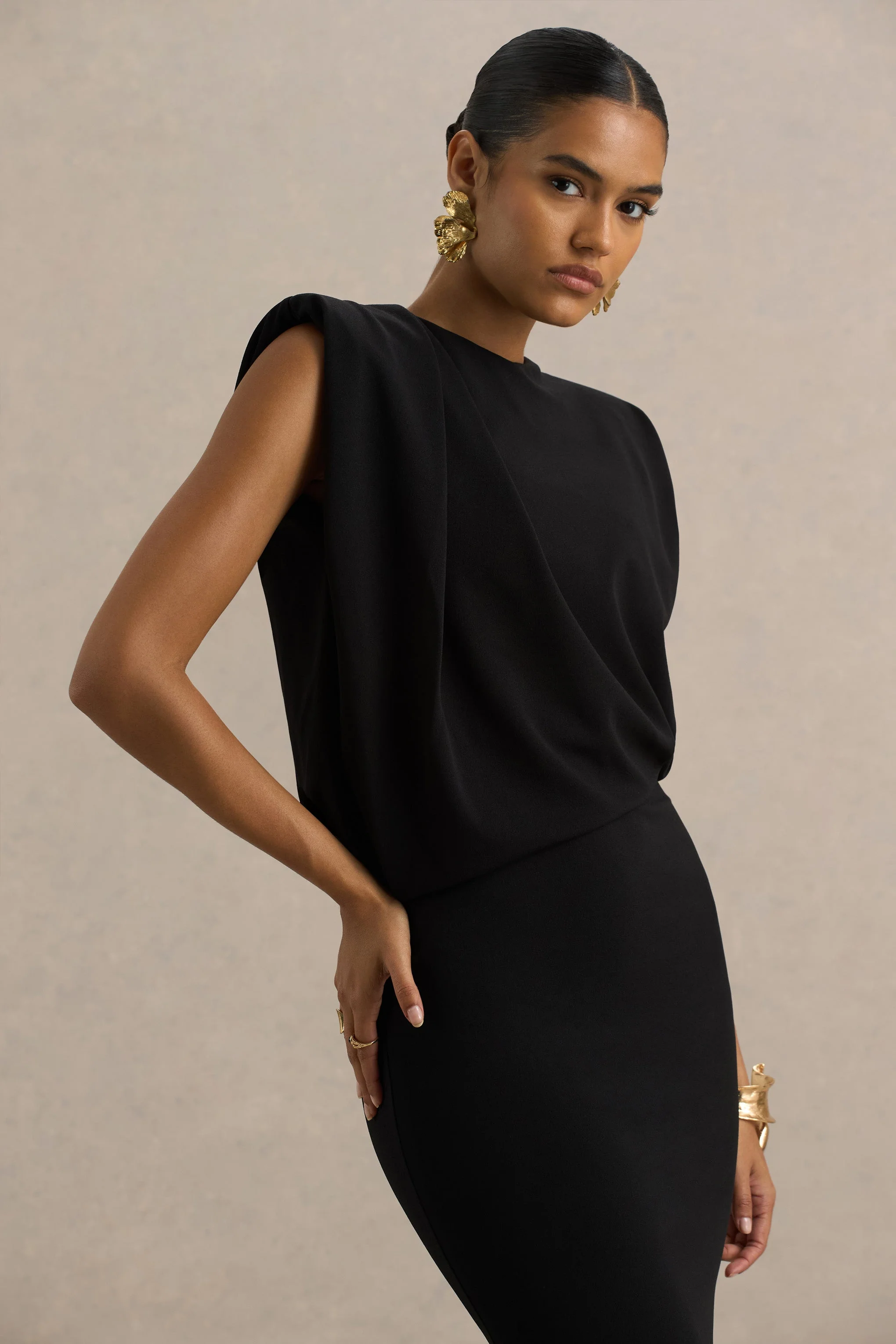 Meave | Zwarte Maxi Jurk Met Boot Hals en Drapering Detail - Image 5