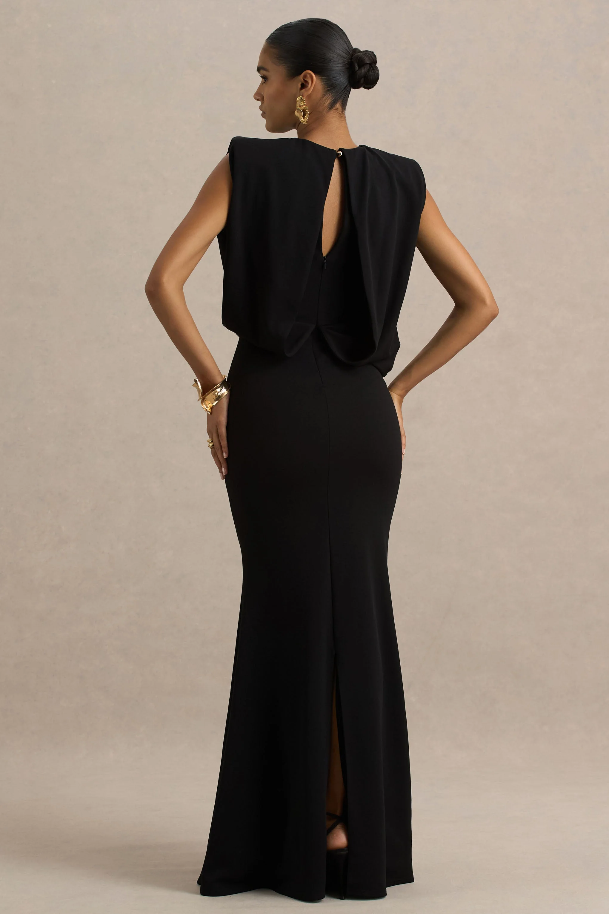 Meave | Zwarte Maxi Jurk Met Boot Hals en Drapering Detail - Image 6