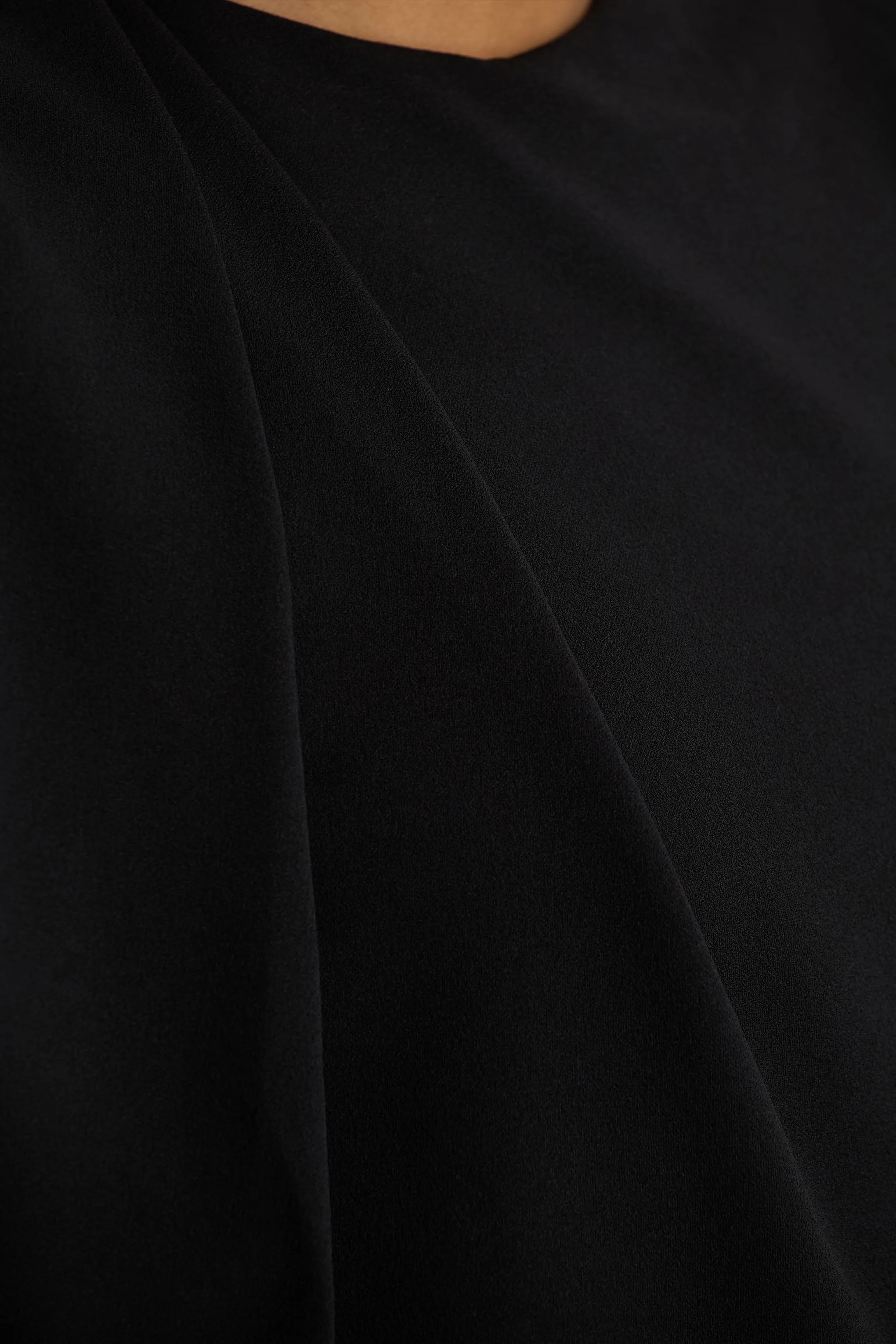 Meave | Zwarte Maxi Jurk Met Boot Hals en Drapering Detail - Image 7