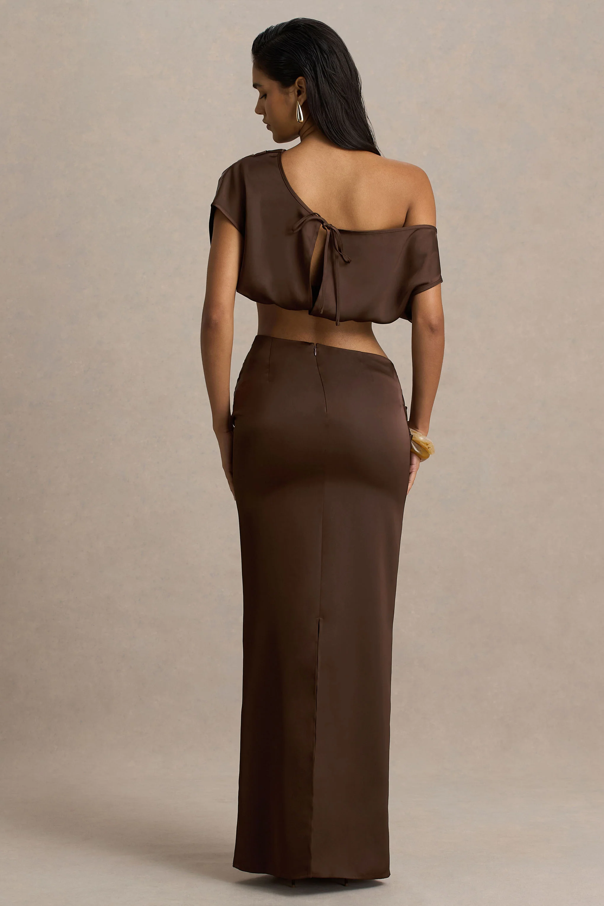 Megan | Bruin Satijnen Overslag Maxi Rok Met Gerimpeld Details - Image 2
