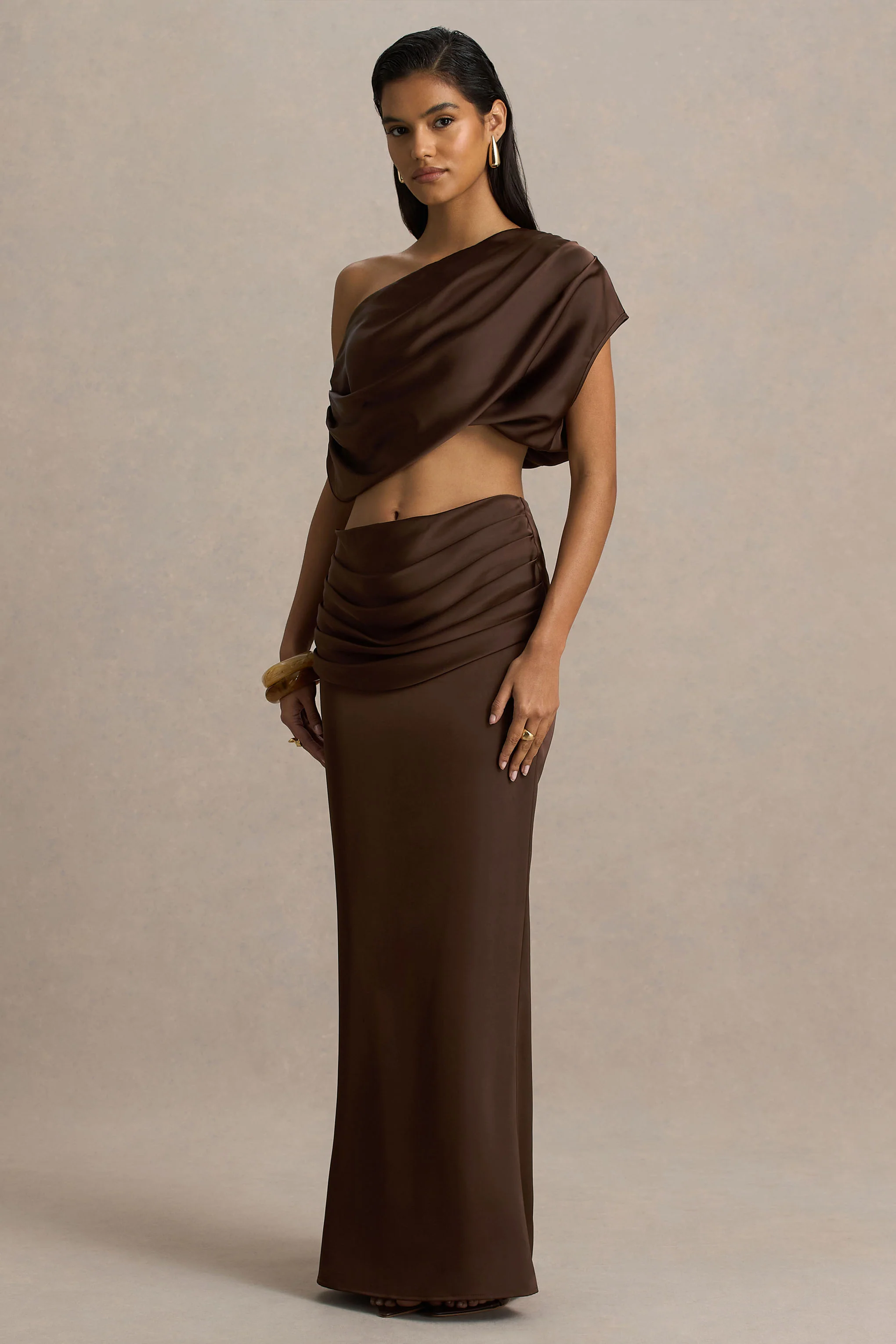 Megan | Bruin Satijnen Overslag Maxi Rok Met Gerimpeld Details - Image 5