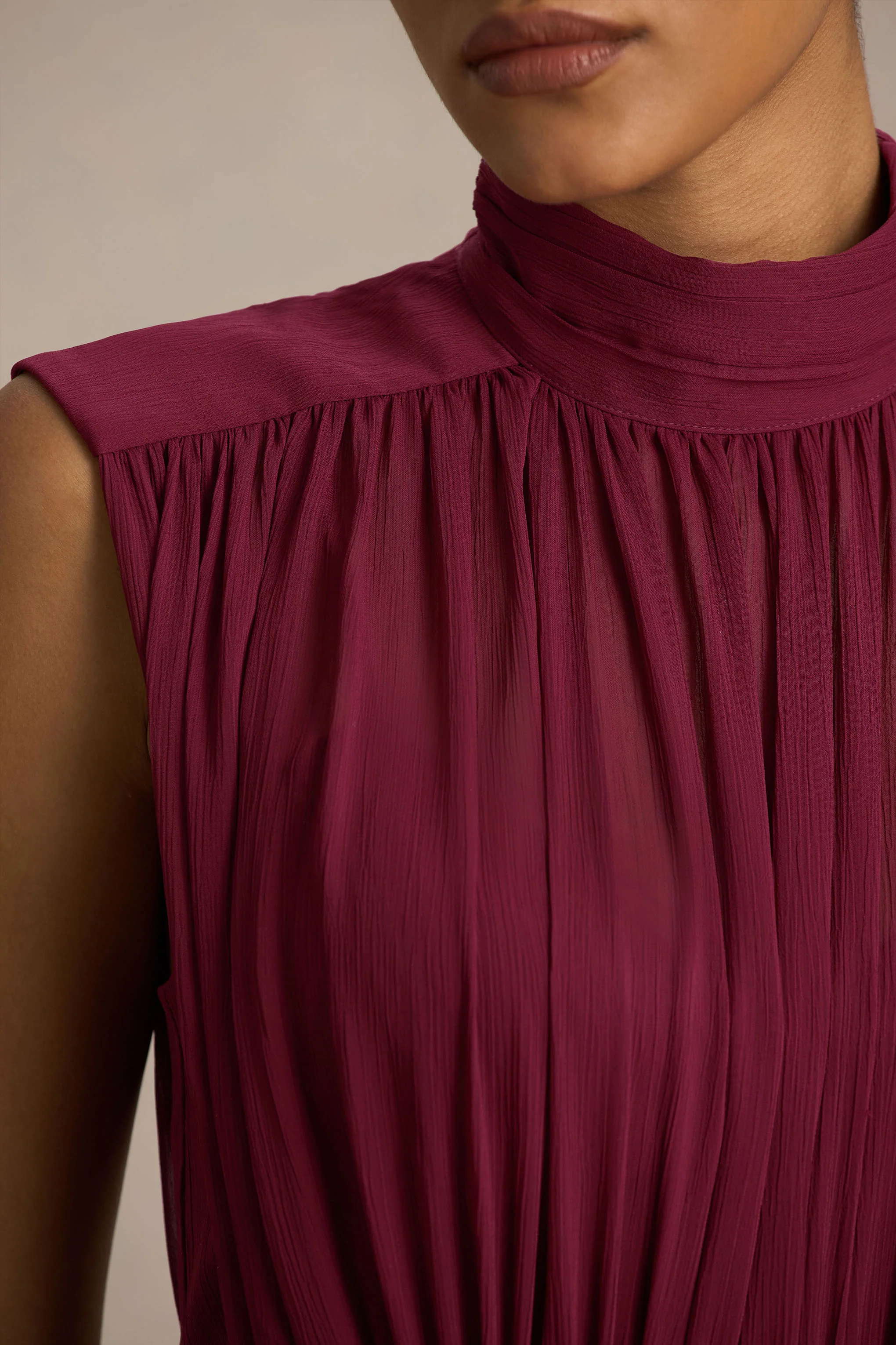 Melanina | Bordeaux Fishtail Maxi Jurk Met Hoge Hals En Gerimpeld Detail - Image 3
