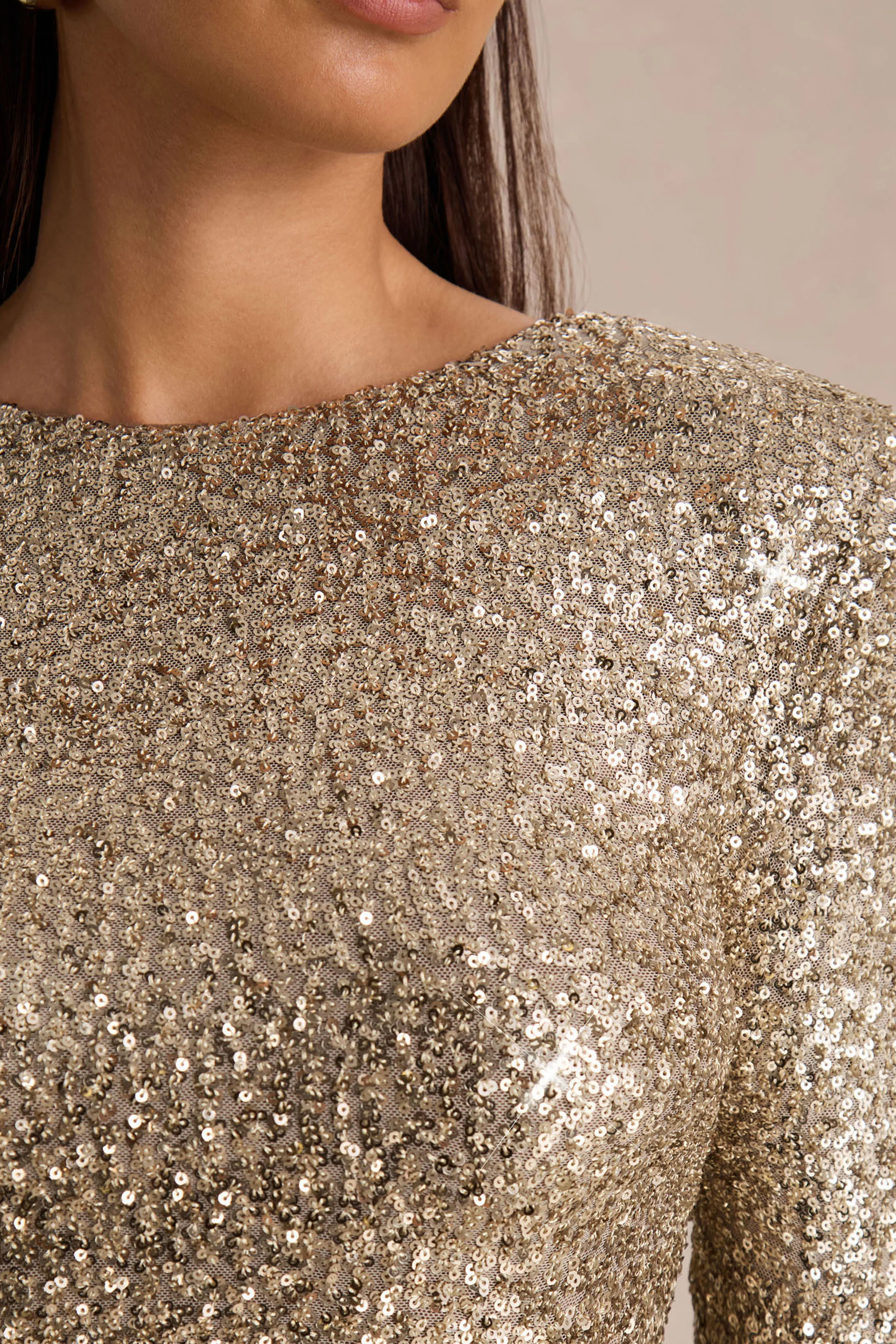 Mercedes | Champagne Pailletten Boot Hals Mini Jurk Met Lange Mouwen En Gedrapeerde Details - Image 6