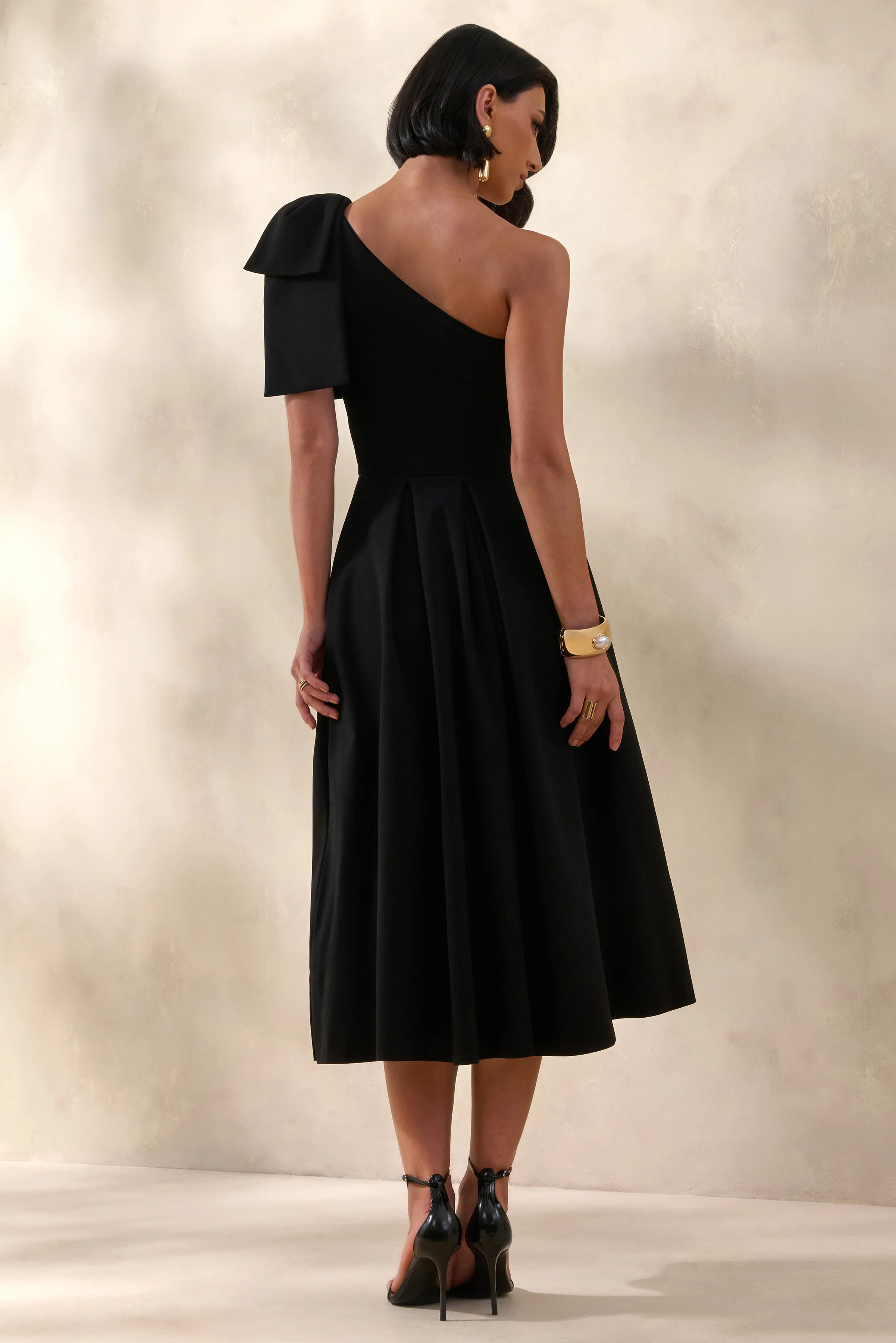 Meria | Zwarte Midi Jurk met Asymmetrische Hals en Strik-Mouw - Image 2
