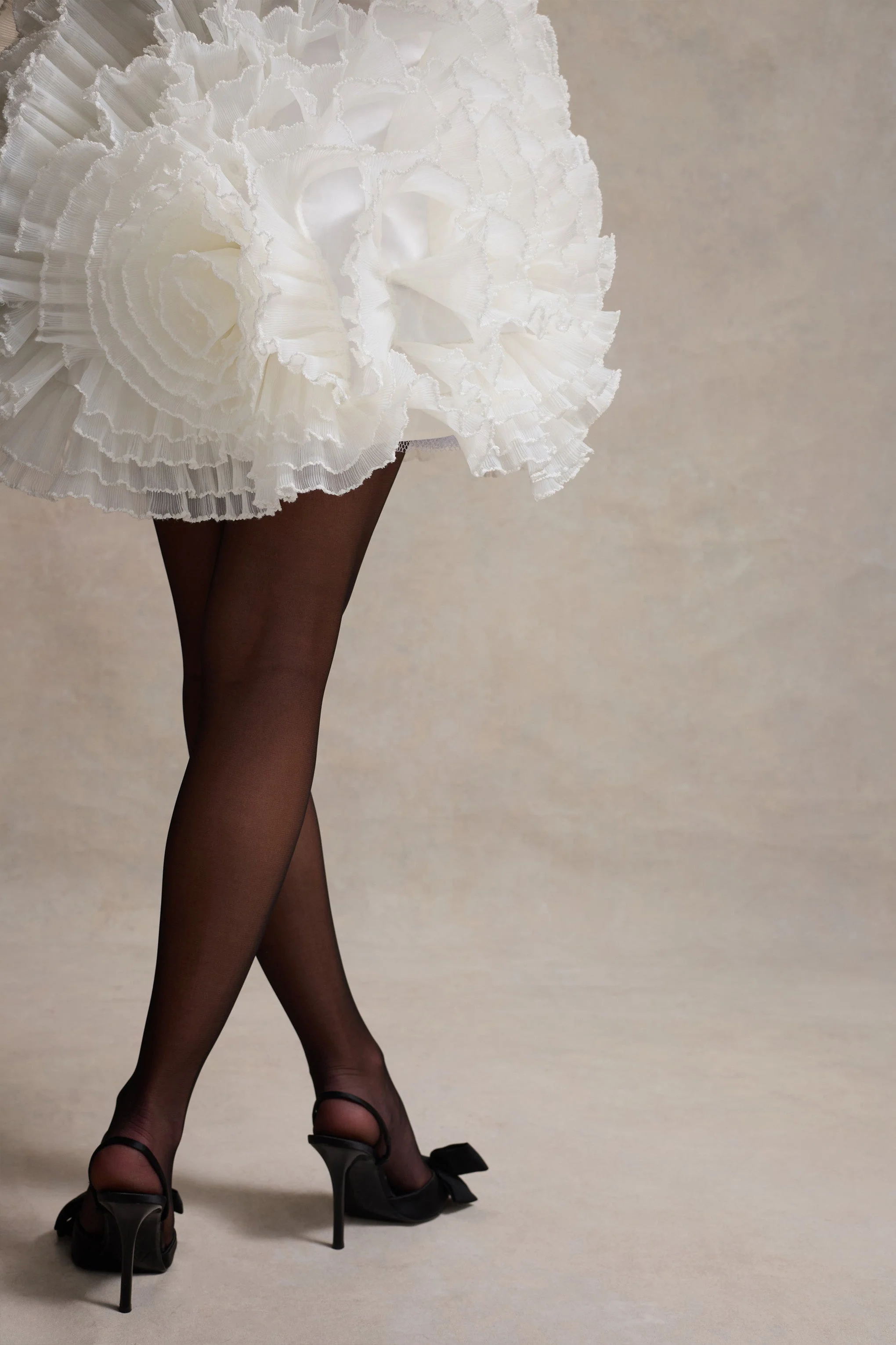 Meringue | Zwarte Velours Mini Jurk Met Diepe V‑Hals En Tulle Rok - Image 9