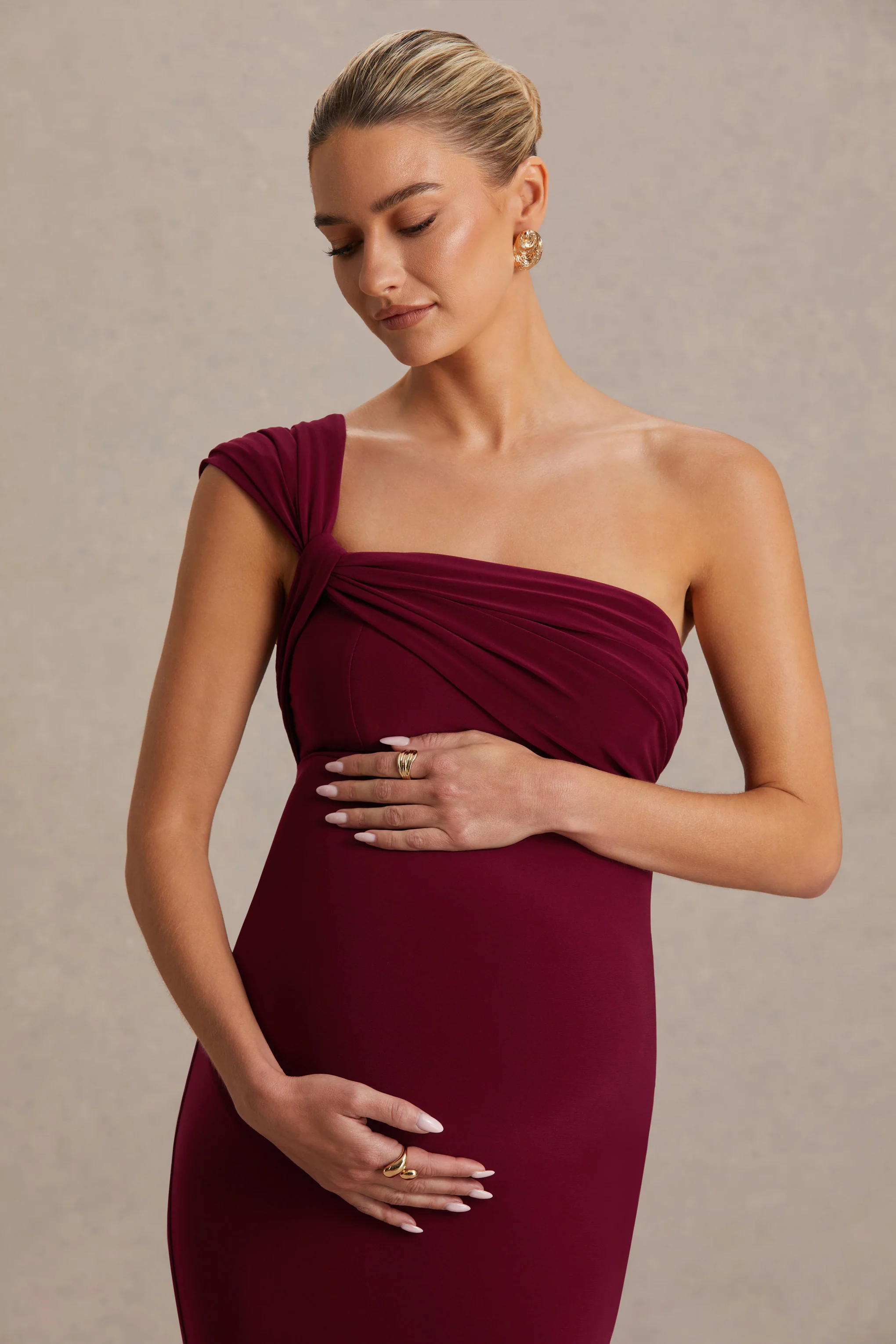 Mila | Bordeaux Zwangerschaps Maxi Jurk Met Asymmetrische Hals - Image 3