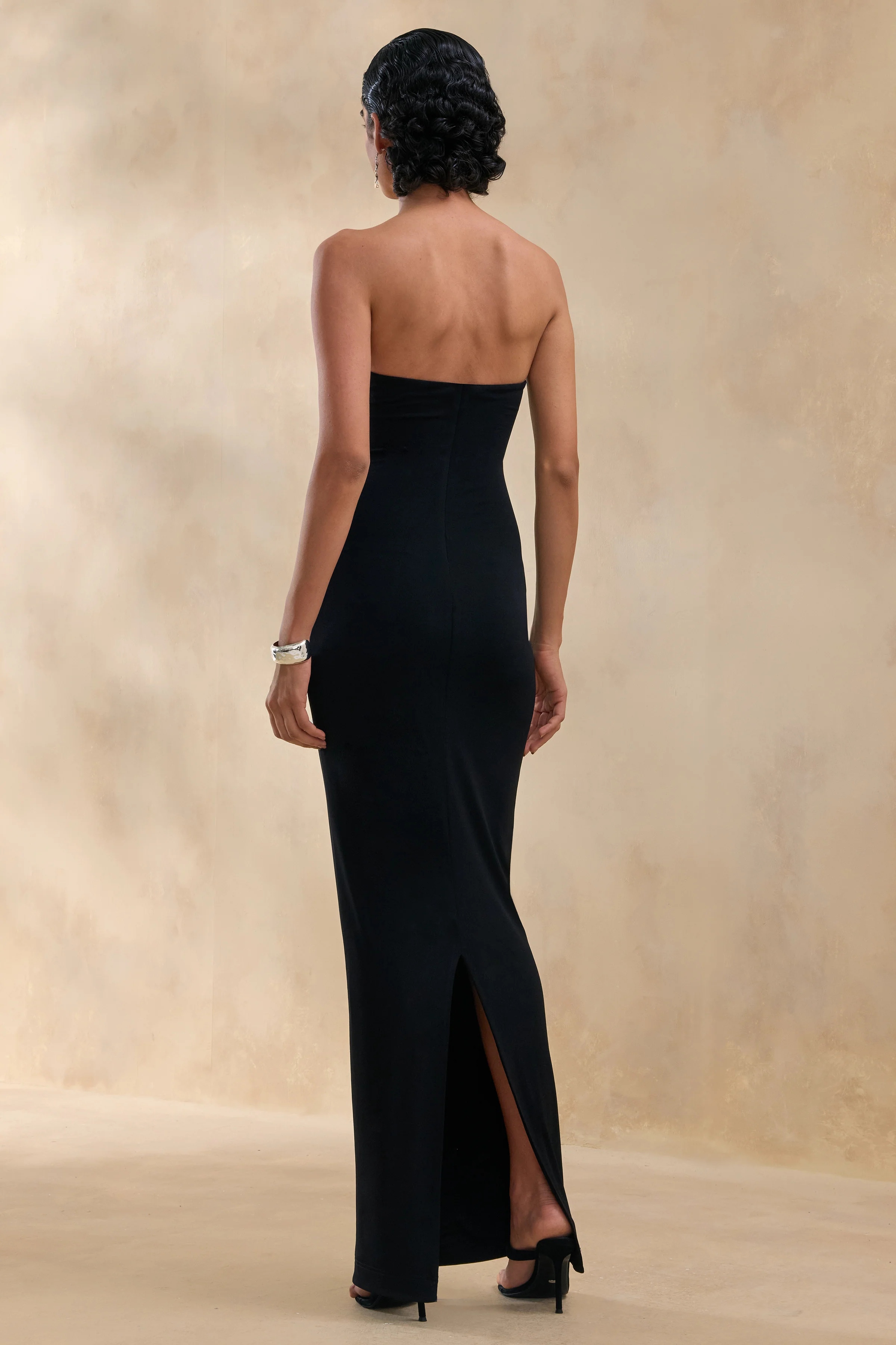 Milania | Zwart Maxi Jurk Met Asymmetrische Hals En Gedraaide Mouwen - Image 2