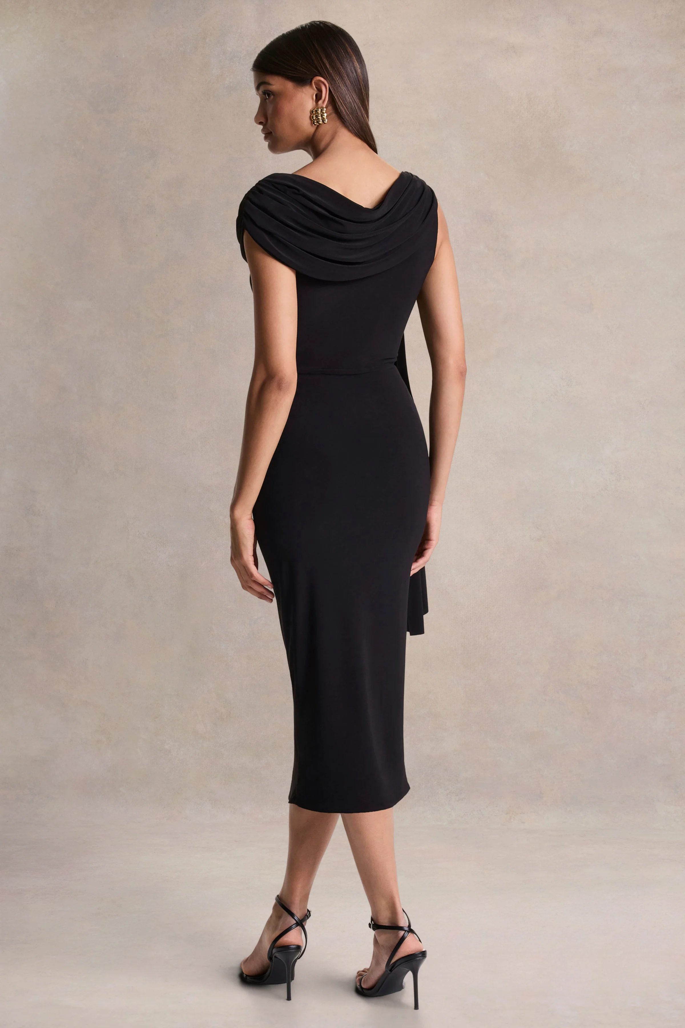 Mirelda | Zwarte Asymmetrische Hals Midi Jurk met Gouden Detail - Image 2