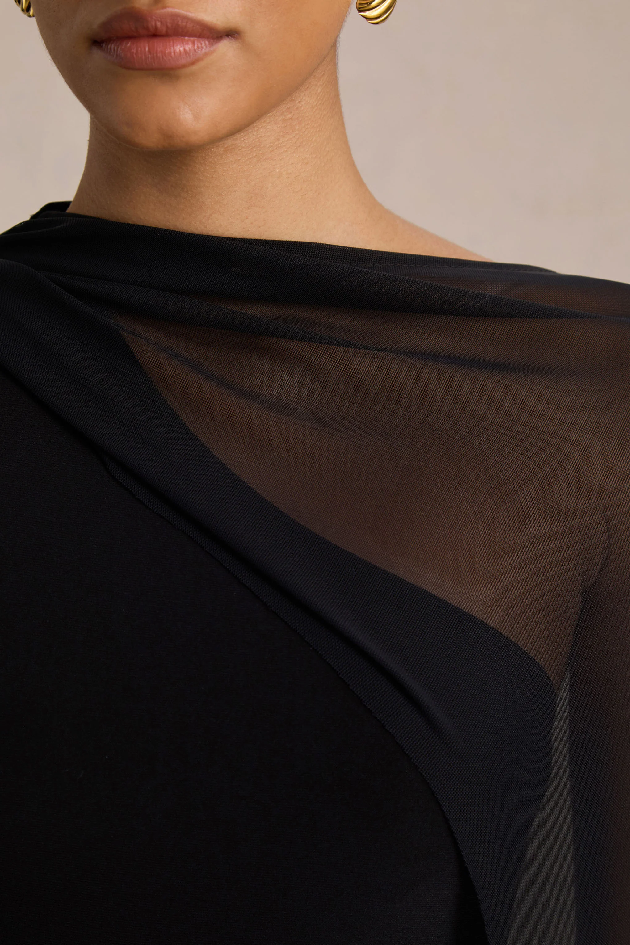 Mirelle | Zwarte Asymmetrische Hals Maxi Jurk Met Transparante Cape‑Mouwen - Image 3
