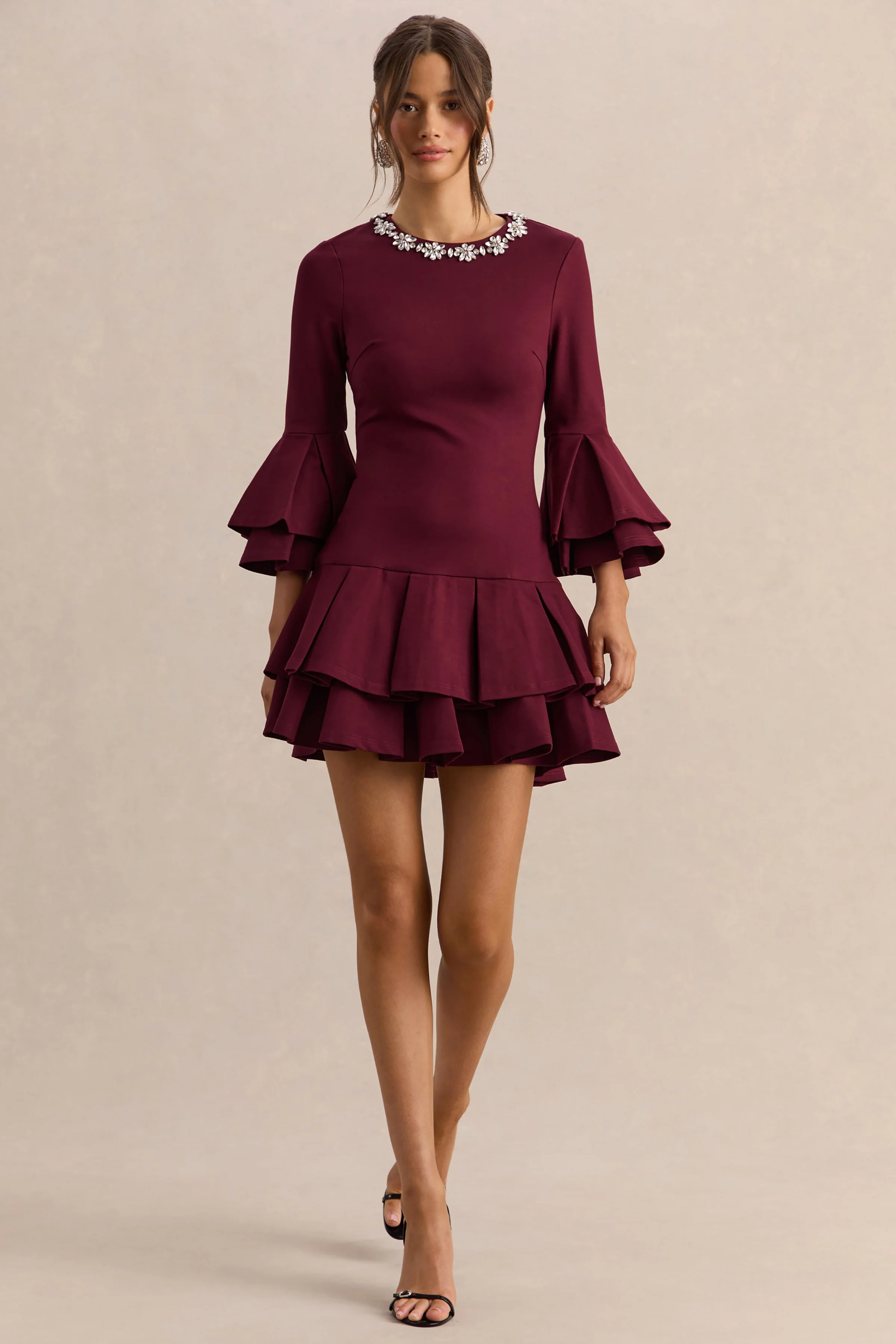 Mirna | Bordeaux Ronde Hals Mini Jurk Met Bel Mouwen En Ruches Details