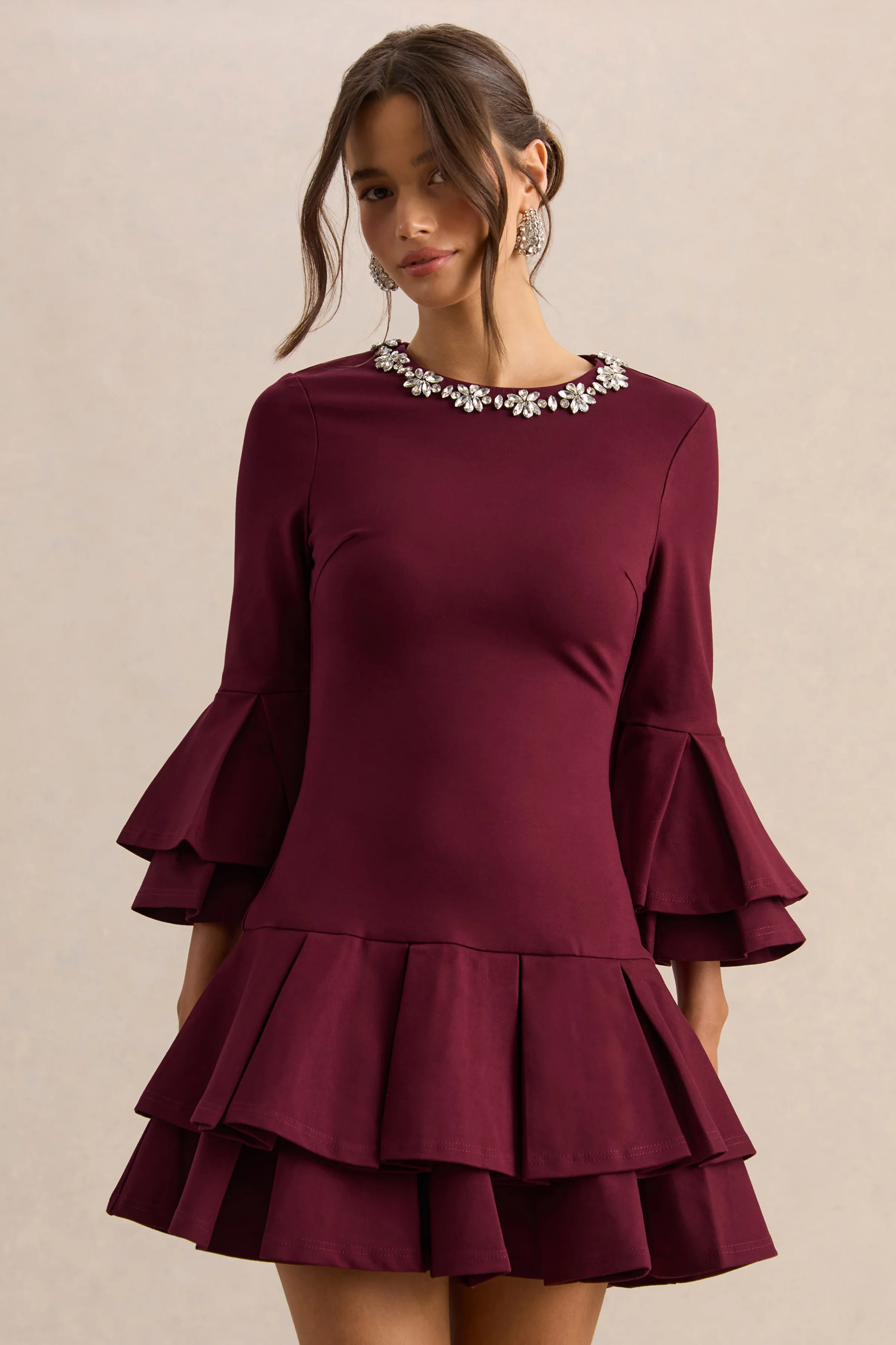 Mirna | Bordeaux Ronde Hals Mini Jurk Met Bel Mouwen En Ruches Details - Image 3