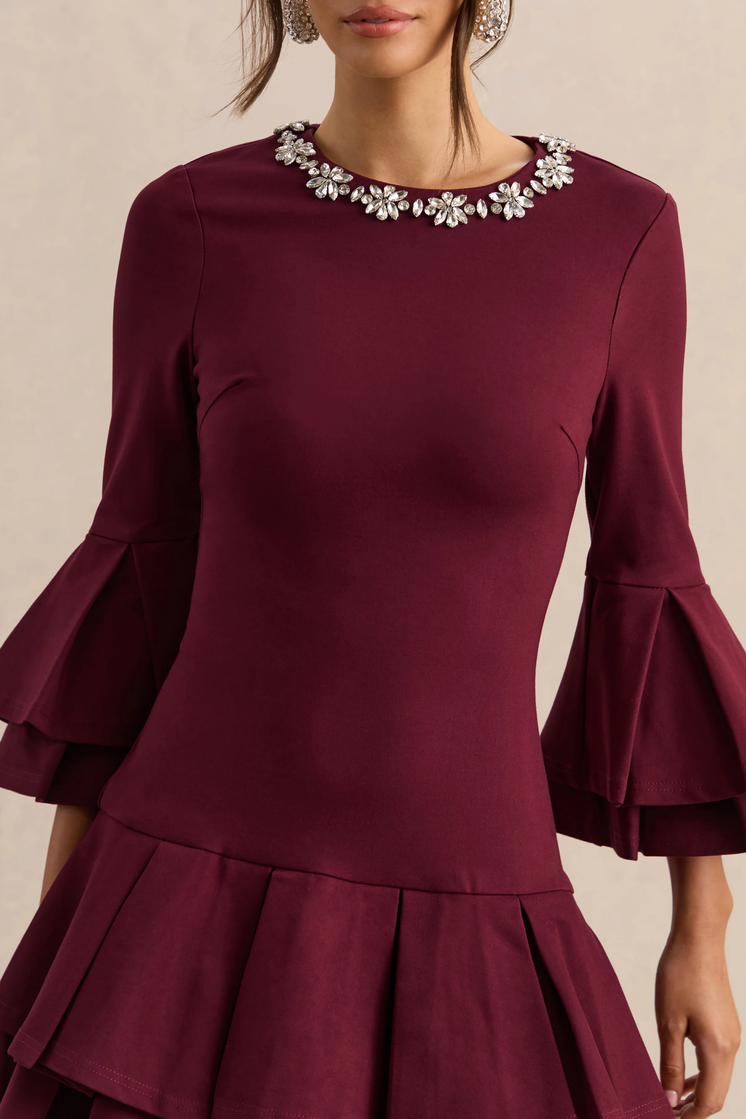 Mirna | Bordeaux Ronde Hals Mini Jurk Met Bel Mouwen En Ruches Details - Image 5