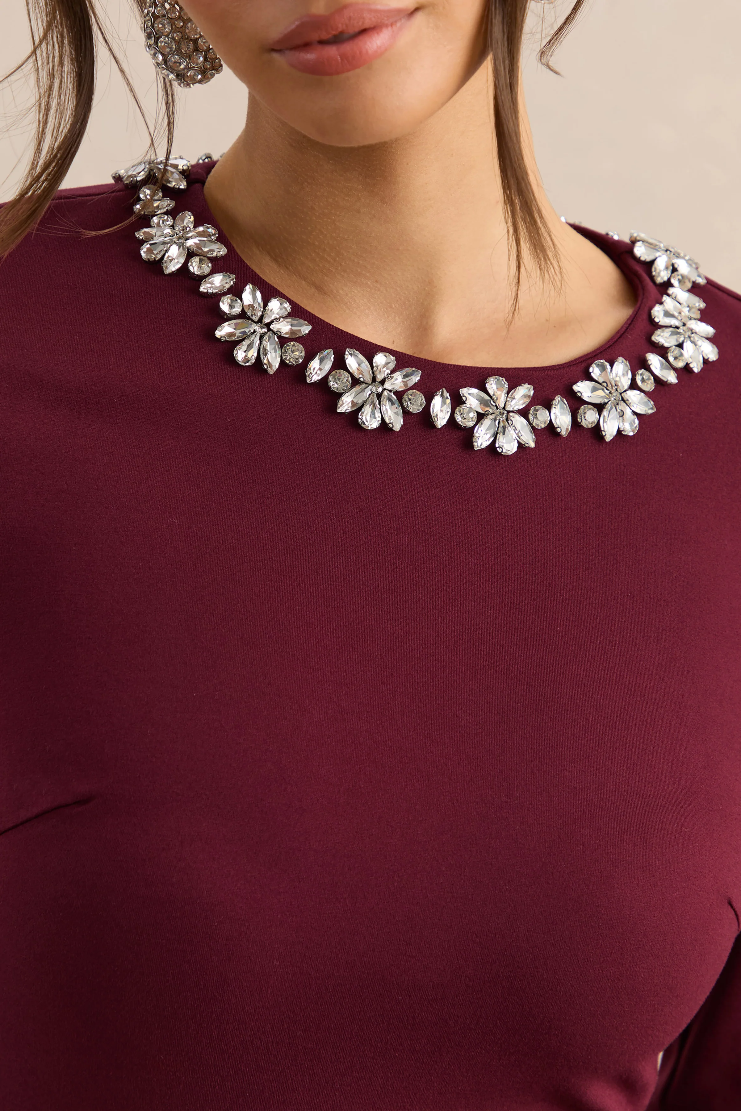 Mirna | Bordeaux Ronde Hals Mini Jurk Met Bel Mouwen En Ruches Details - Image 6