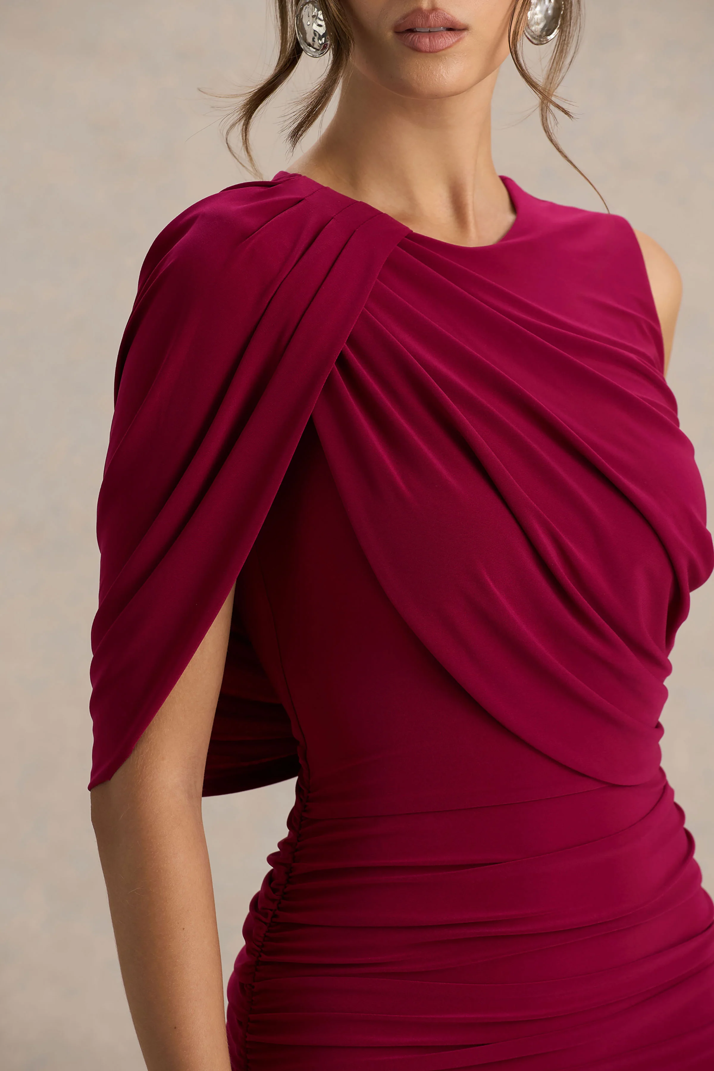 Missy | Bordeaux Mini Jurk Met Cape Mouw En Gerimpeld Details - Image 3