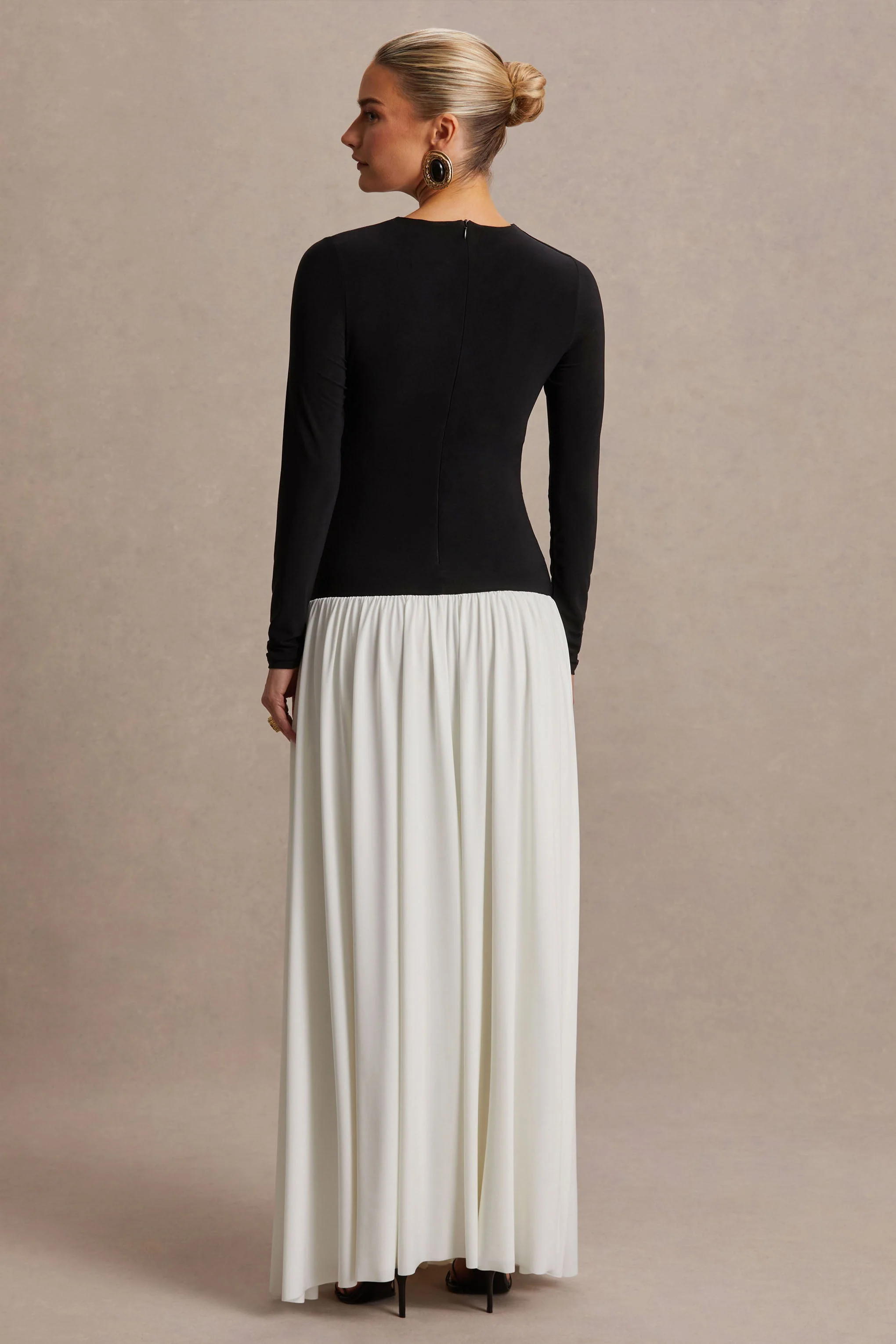 Monroe | Zwart-Witte Ronde Hals Zwangerschaps Maxi Jurk Met Verlaagde Taille - Image 2