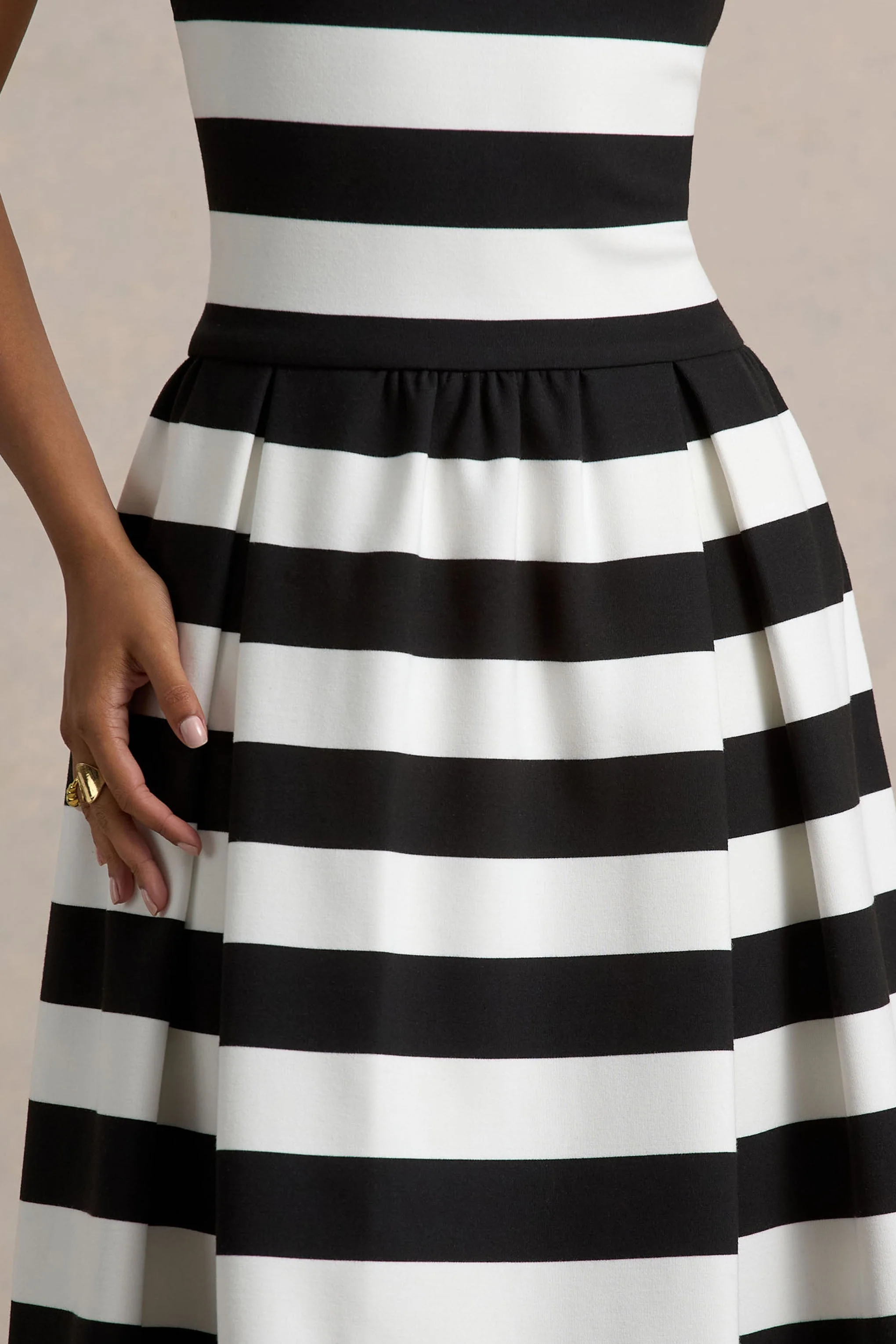 Monte Carlo | Zwart-Witte Gestreepte Vierkante Hals Midi Jurk Met Verlaagde Taille - Image 7