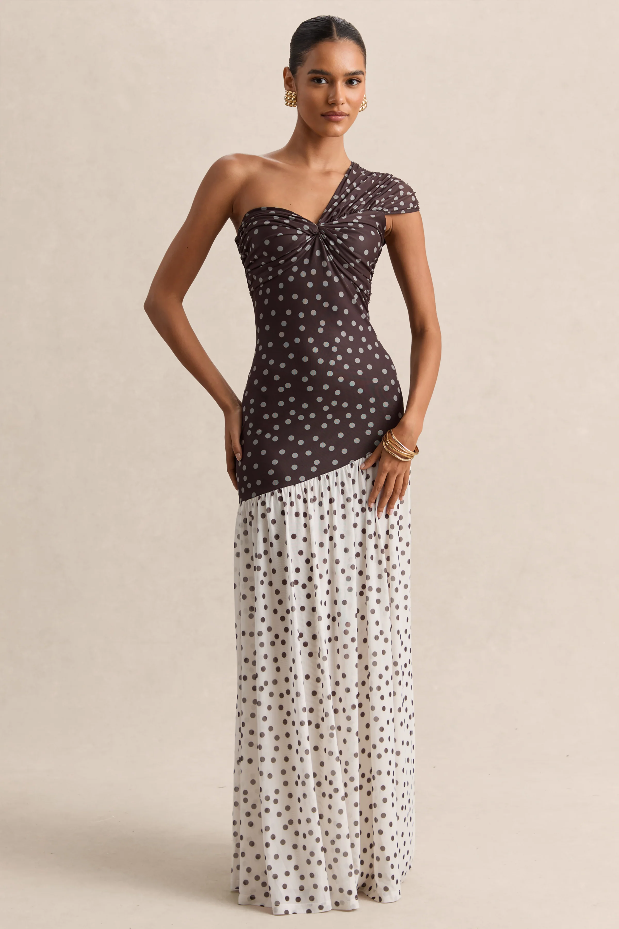 Motira | Bruine Stippen Print Asymmetrische Hals Maxi Jurk Met Asymmetrische Verlaagde Taille