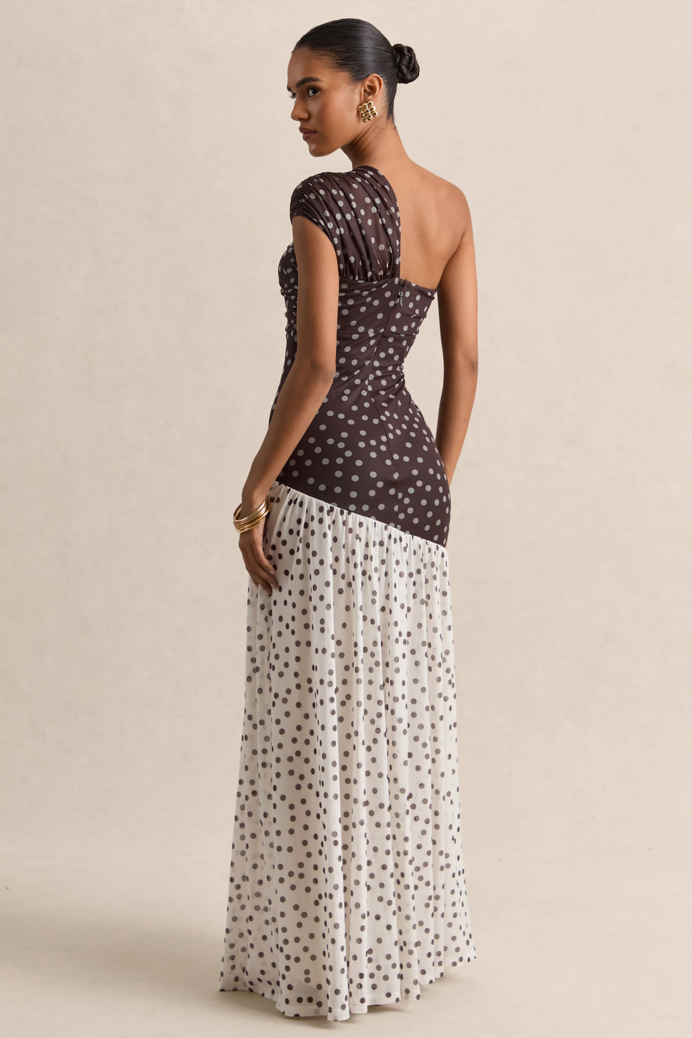 Motira | Bruine Stippen Print Asymmetrische Hals Maxi Jurk Met Asymmetrische Verlaagde Taille - Image 2