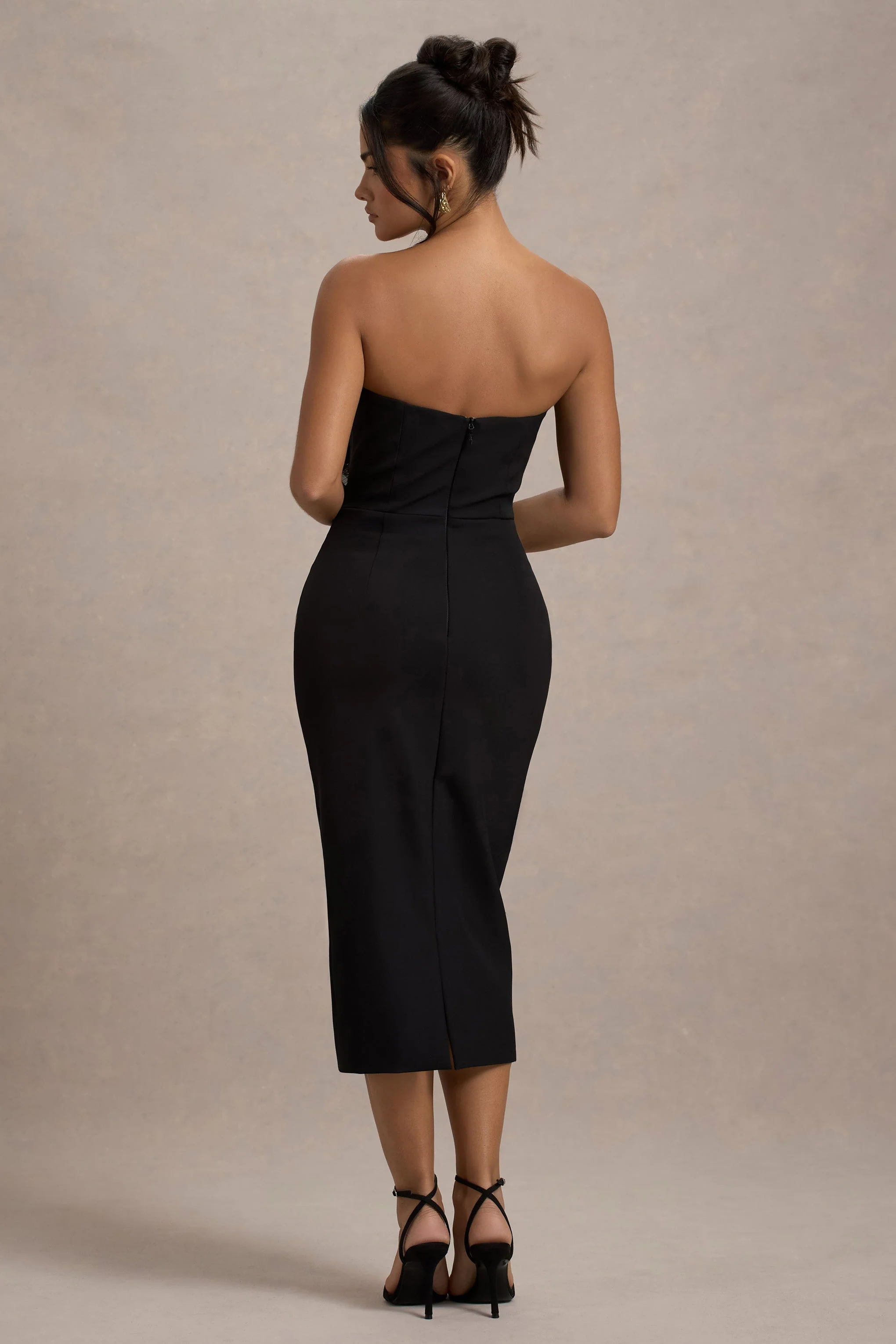 Moya | Zwart En Goude Bodycon Midi Jurk Met Corsage Detail - Image 2