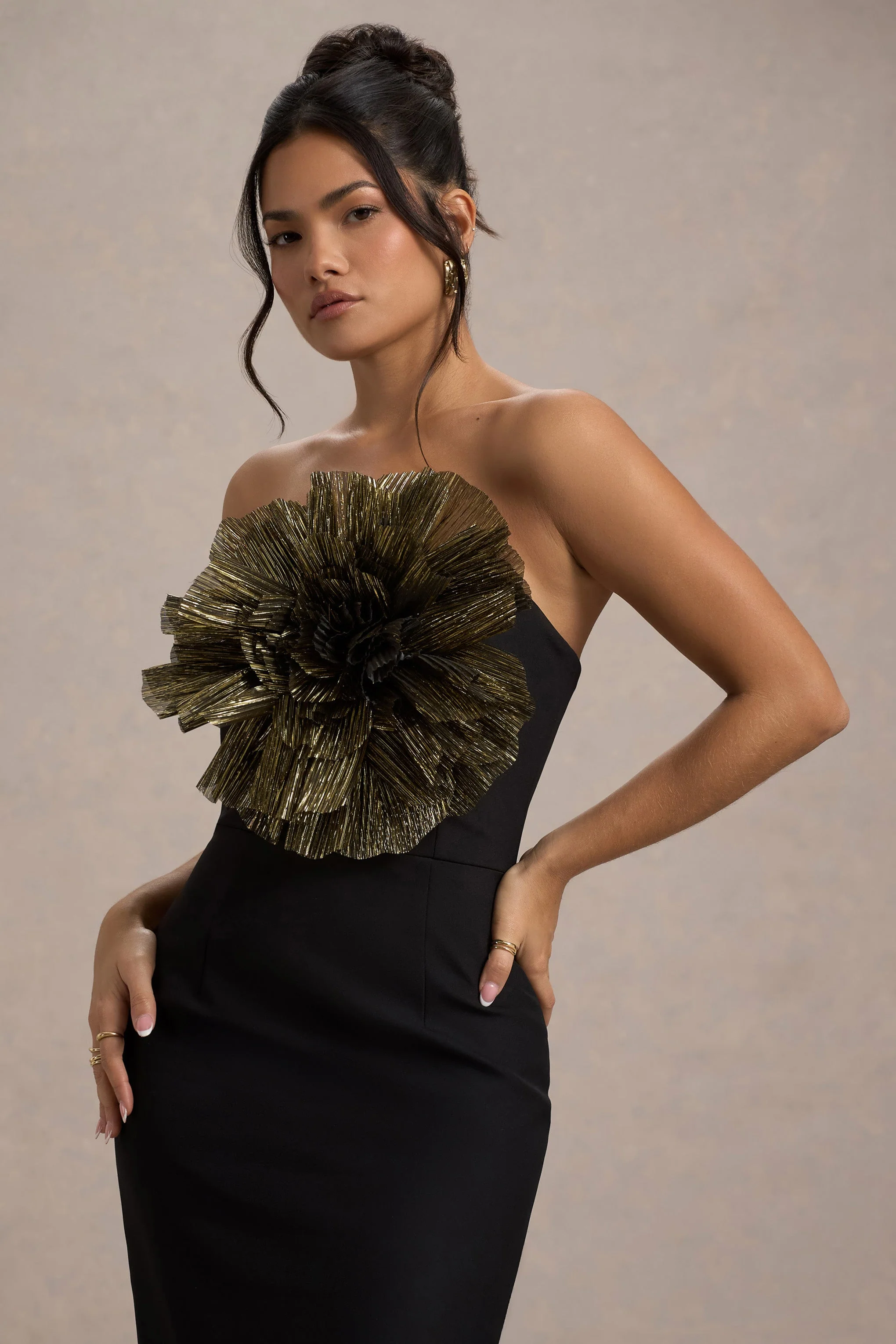 Moya | Zwart En Goude Bodycon Midi Jurk Met Corsage Detail - Image 3