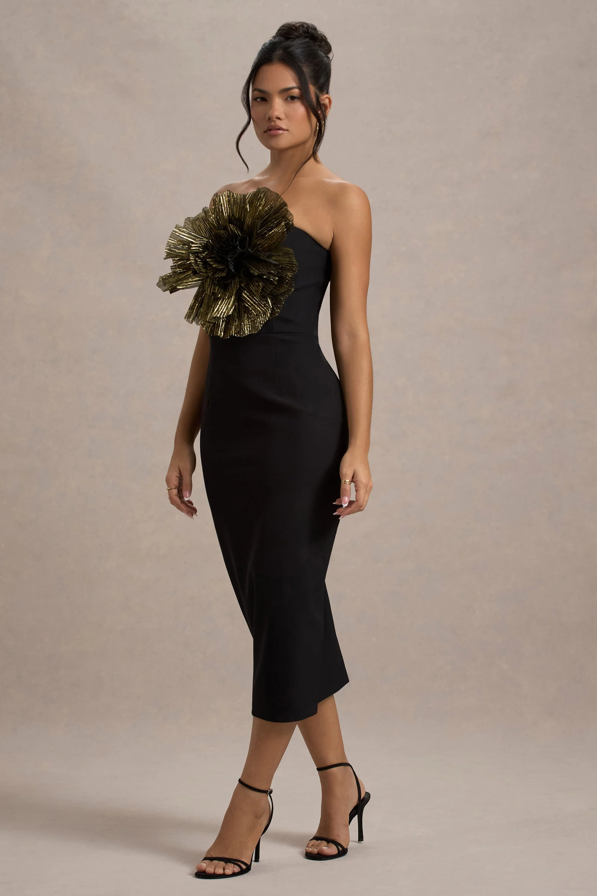 Moya | Zwart En Goude Bodycon Midi Jurk Met Corsage Detail - Image 5