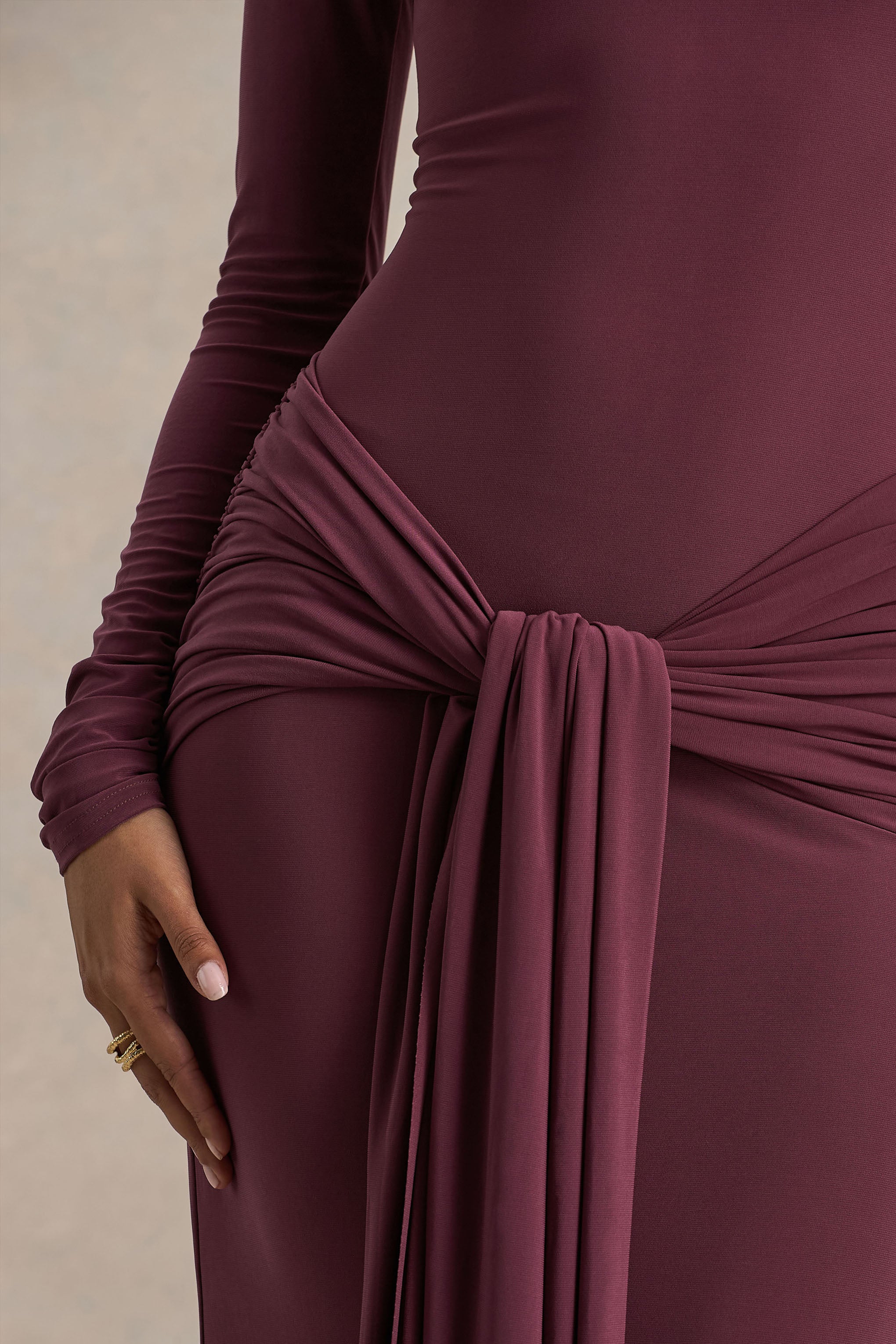 Myra | Bordeaux Hoge Hals Maxi Jurk Met Ceintuur En Gerimpeld Details - Image 5