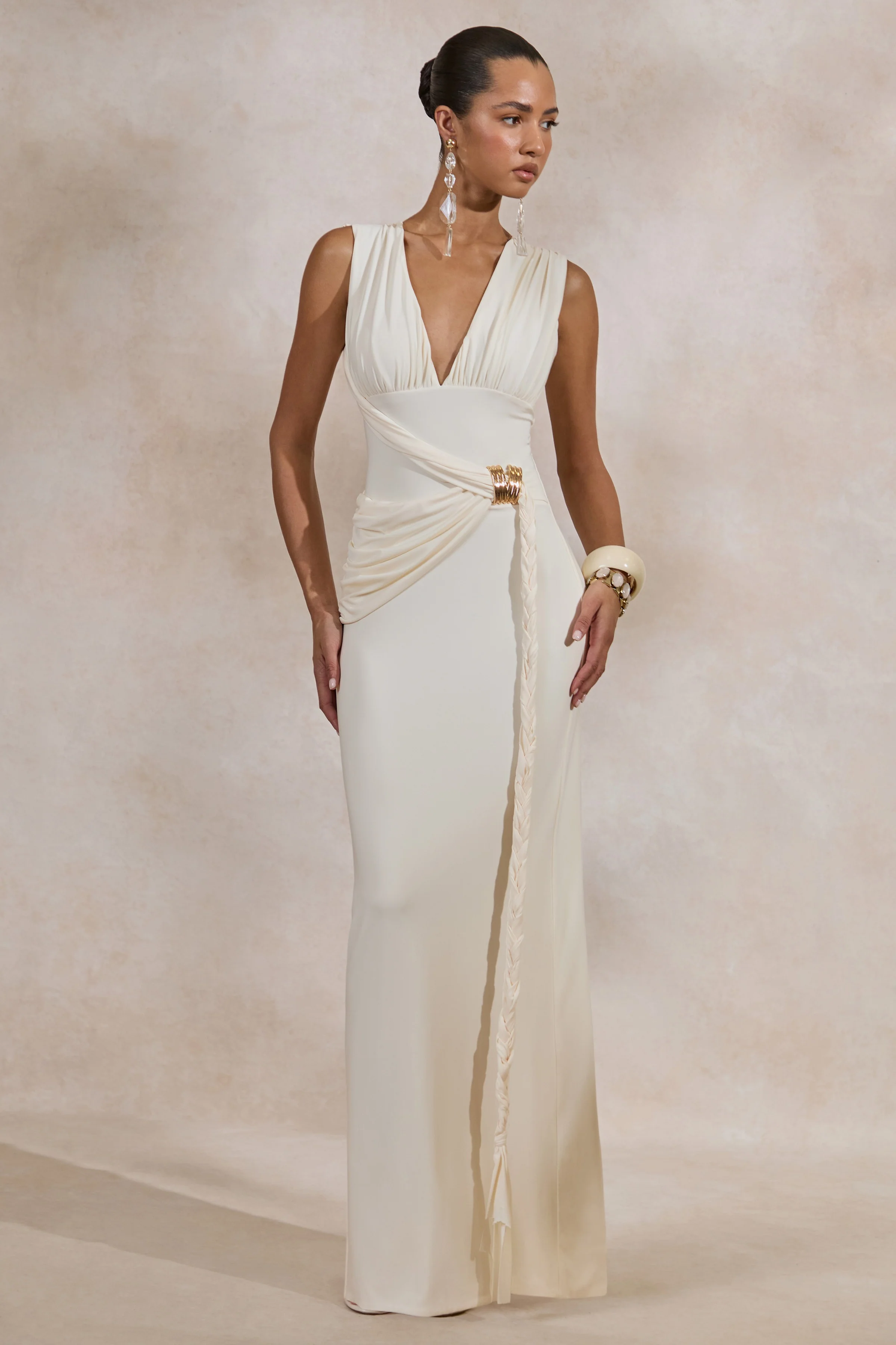 Nalina | Crème Diepe V‑Hals Maxi Jurk Met Gerimpelde Details En Gouden Accenten - Image 2