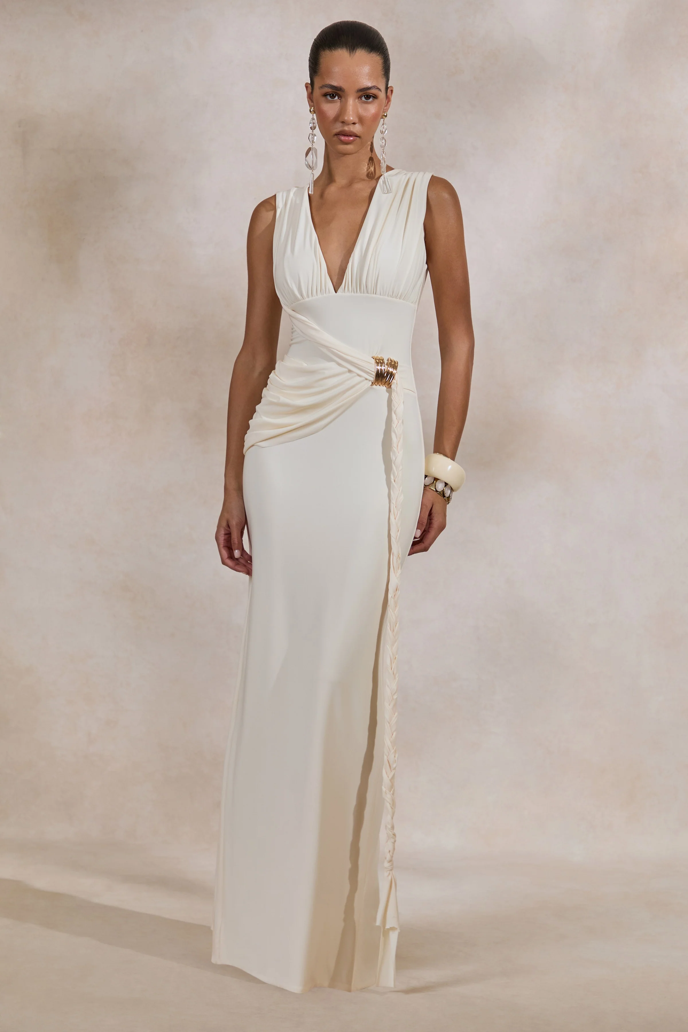 Nalina | Crème Diepe V‑Hals Maxi Jurk Met Gerimpelde Details En Gouden Accenten - Image 4