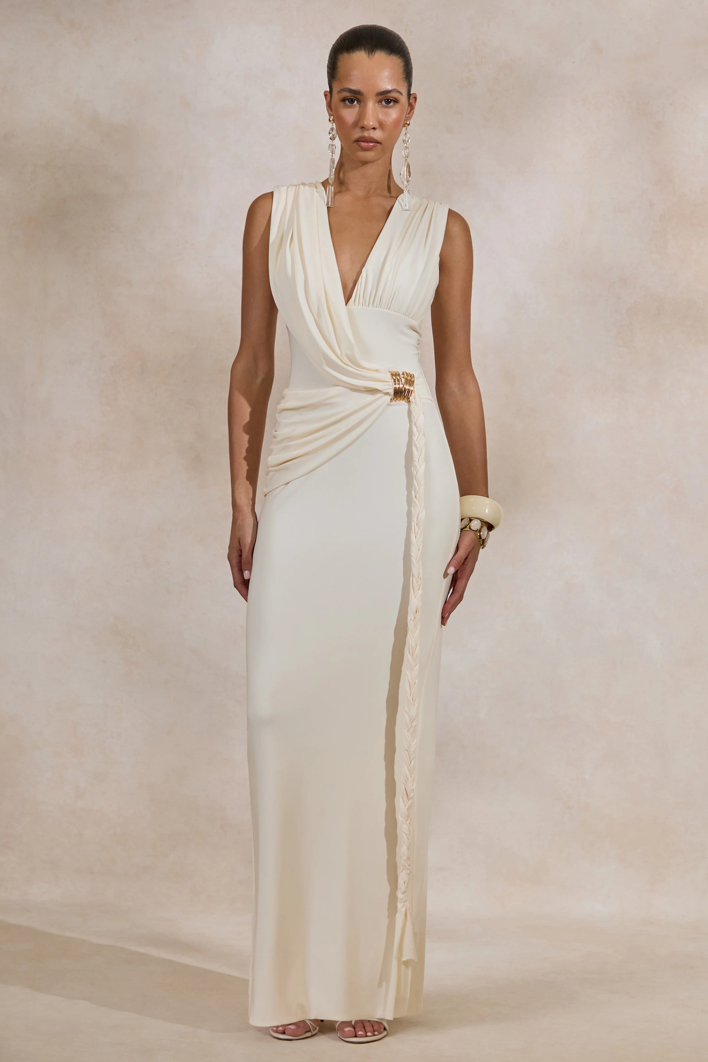 Nalina | Crème Diepe V‑Hals Maxi Jurk Met Gerimpelde Details En Gouden Accenten - Image 7