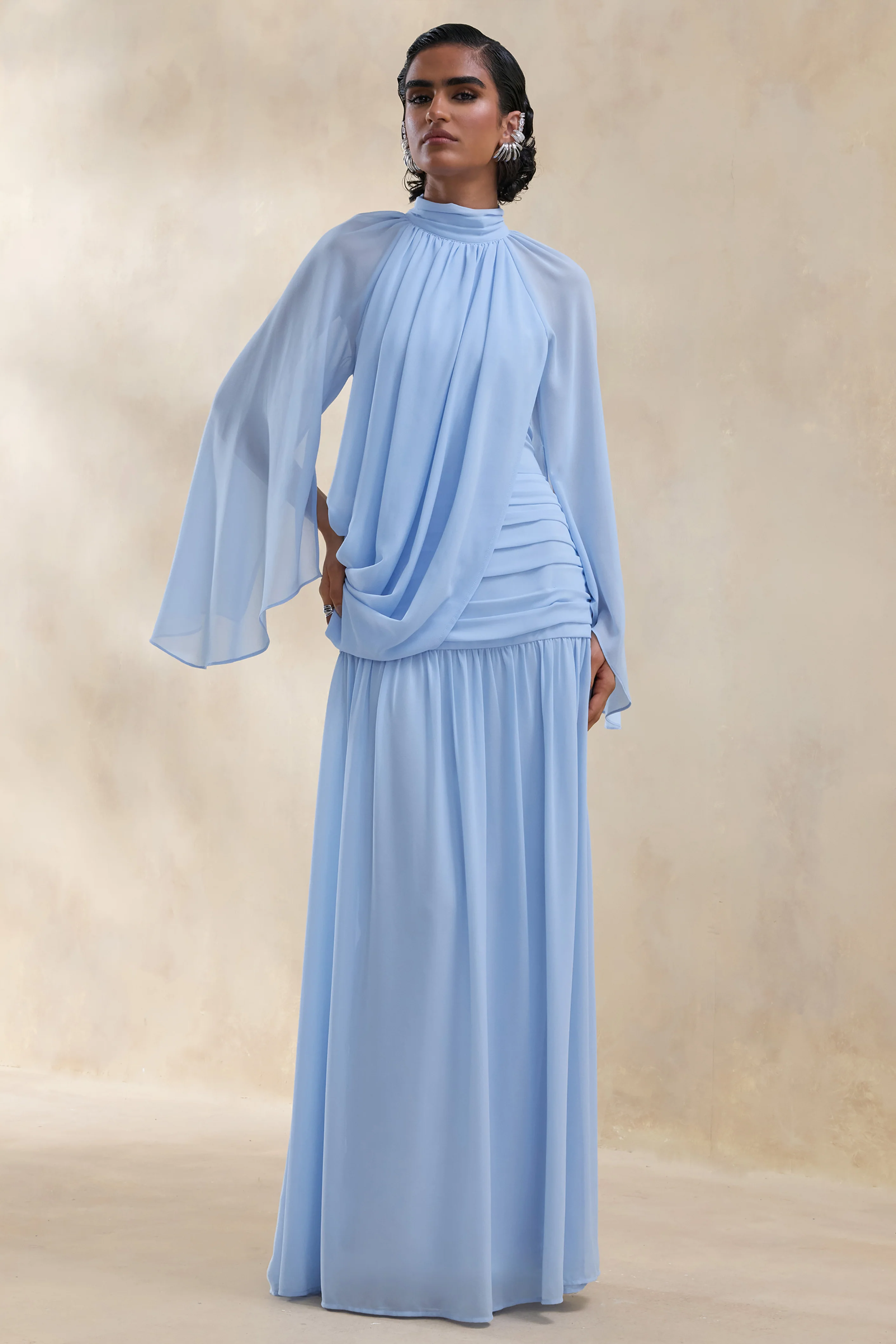 Narella | Blauwe Chiffon Maxi Jurk Met Hoge Hals En Draperende Details