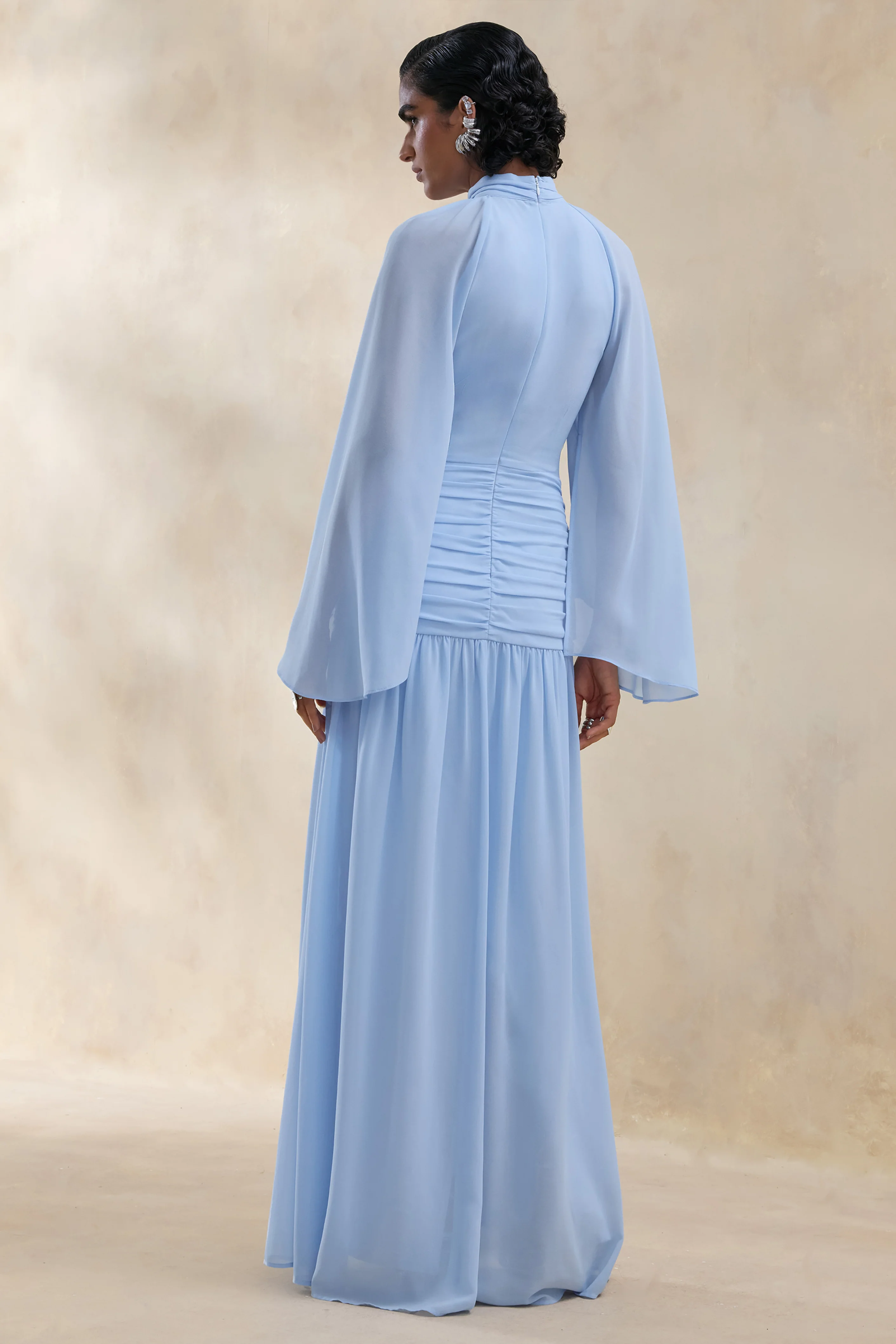 Narella | Blauwe Chiffon Maxi Jurk Met Hoge Hals En Draperende Details - Image 2