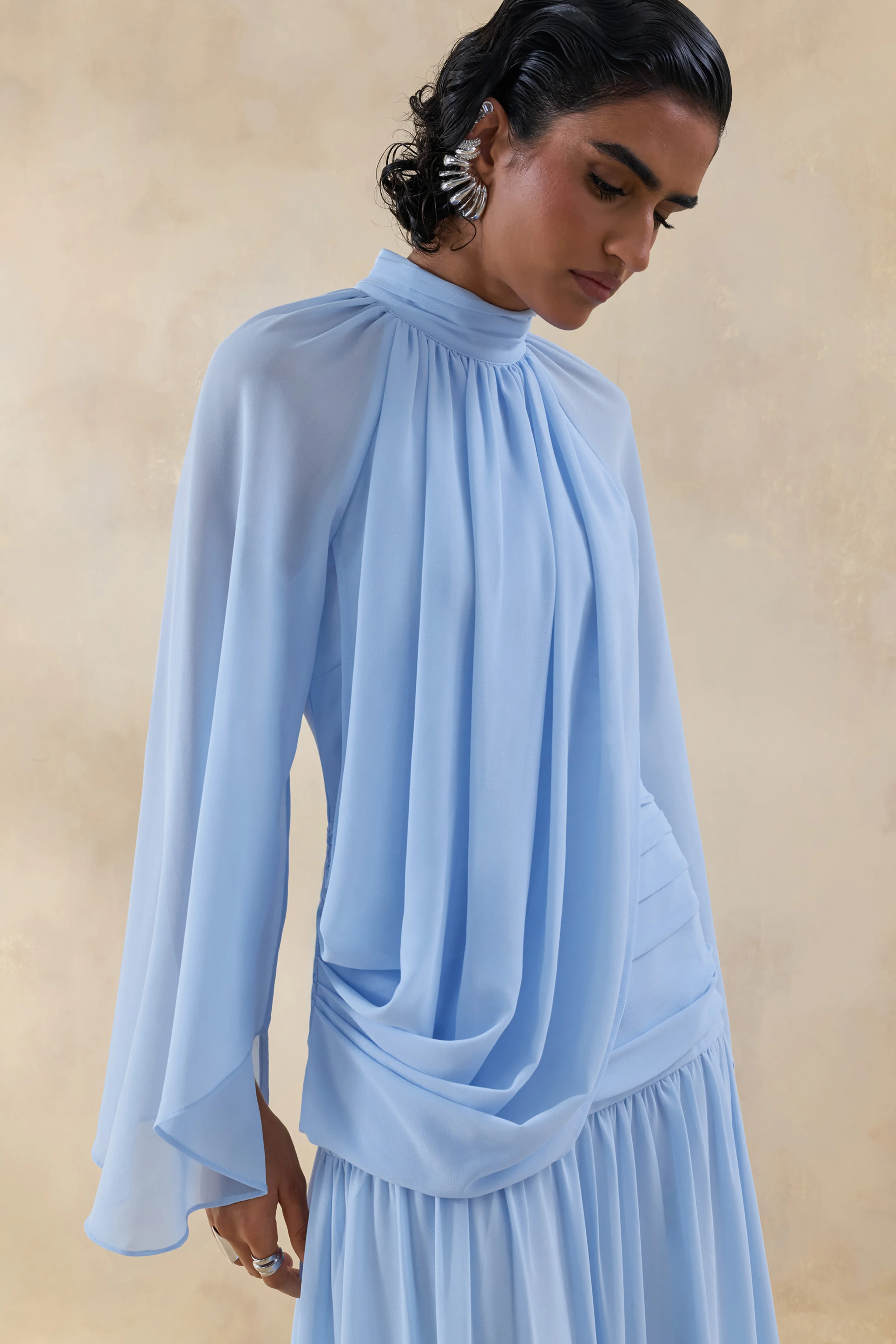 Narella | Blauwe Chiffon Maxi Jurk Met Hoge Hals En Draperende Details - Image 3