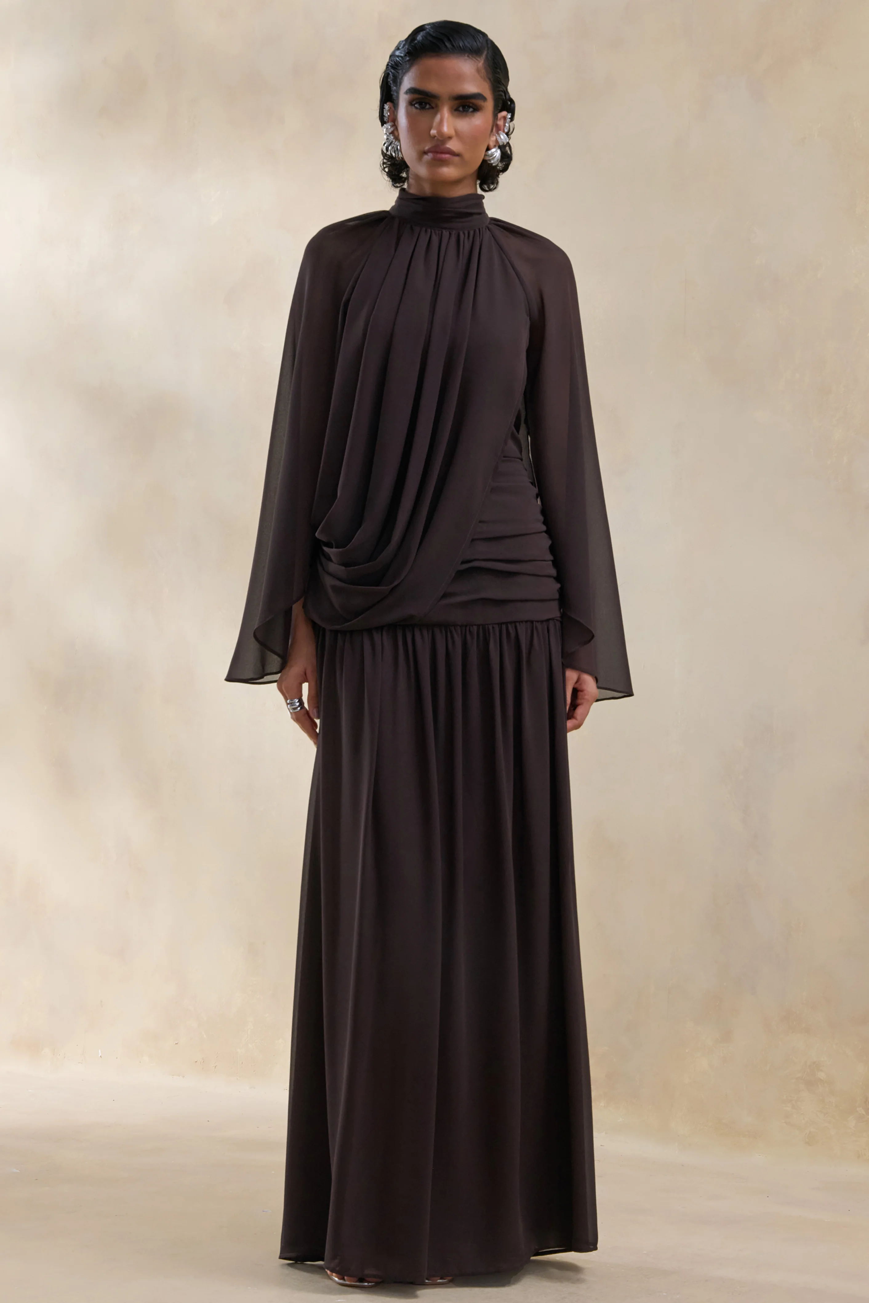 Narella | Bruine Chiffon Maxi Jurk Met Hoge Hals En Draperende Details