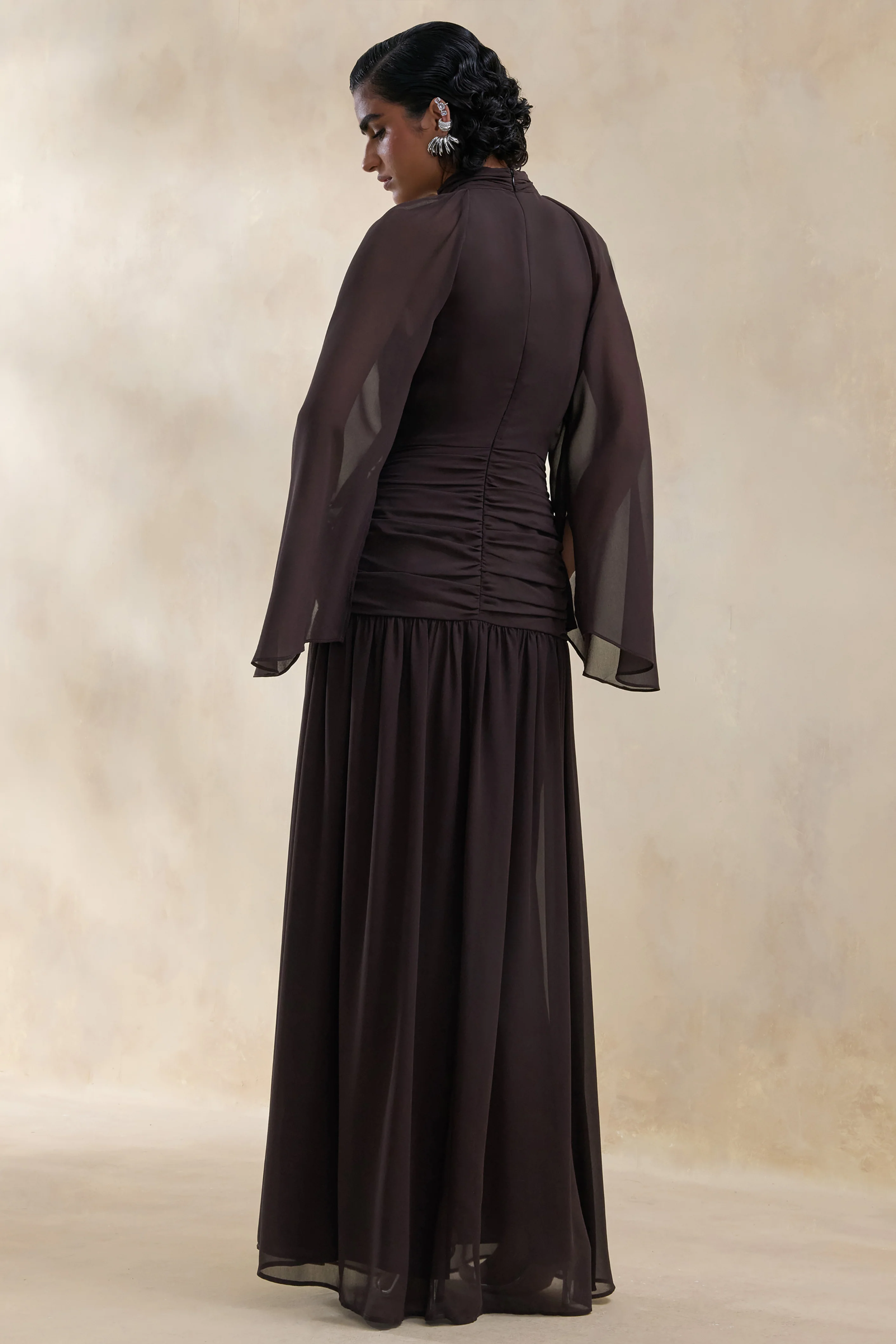 Narella | Bruine Chiffon Maxi Jurk Met Hoge Hals En Draperende Details - Image 2