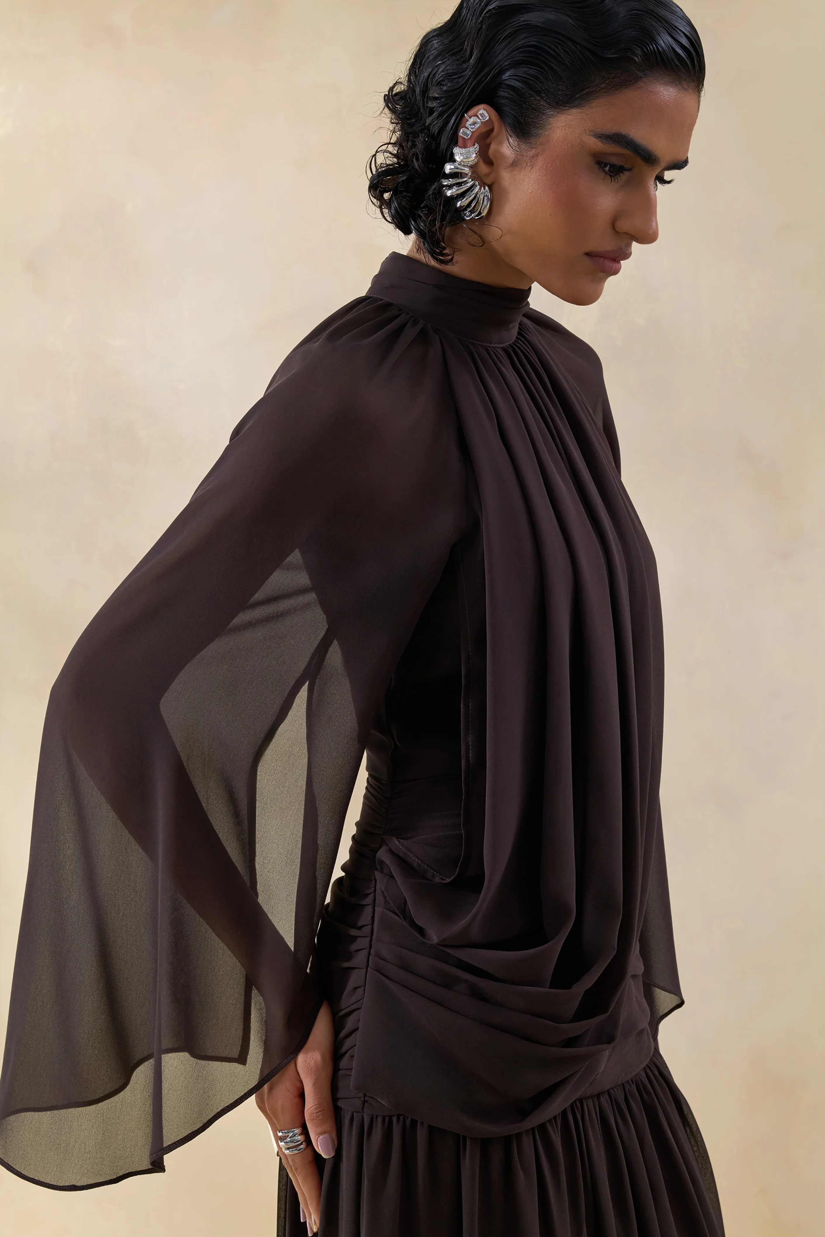 Narella | Bruine Chiffon Maxi Jurk Met Hoge Hals En Draperende Details - Image 3