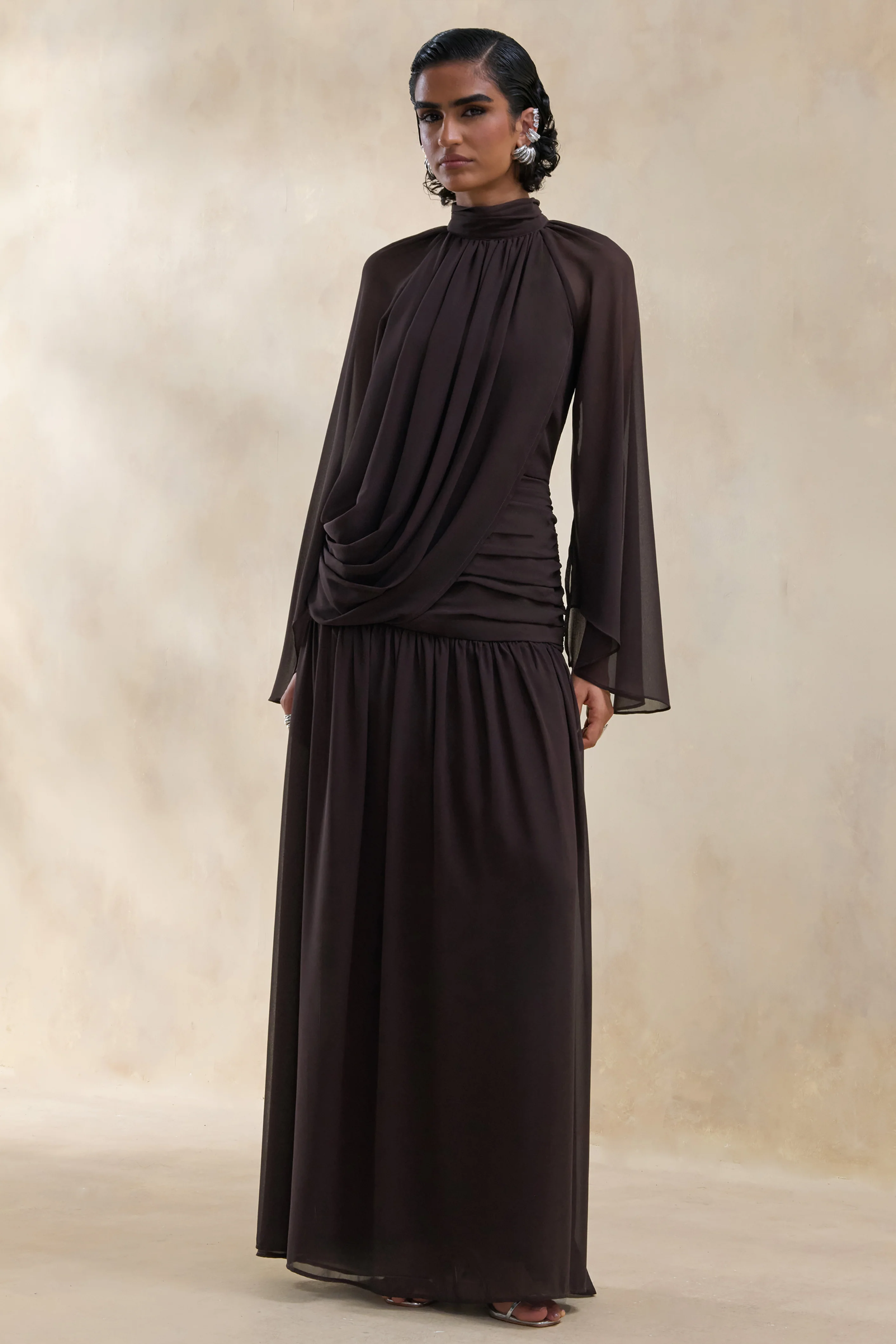 Narella | Bruine Chiffon Maxi Jurk Met Hoge Hals En Draperende Details - Image 4