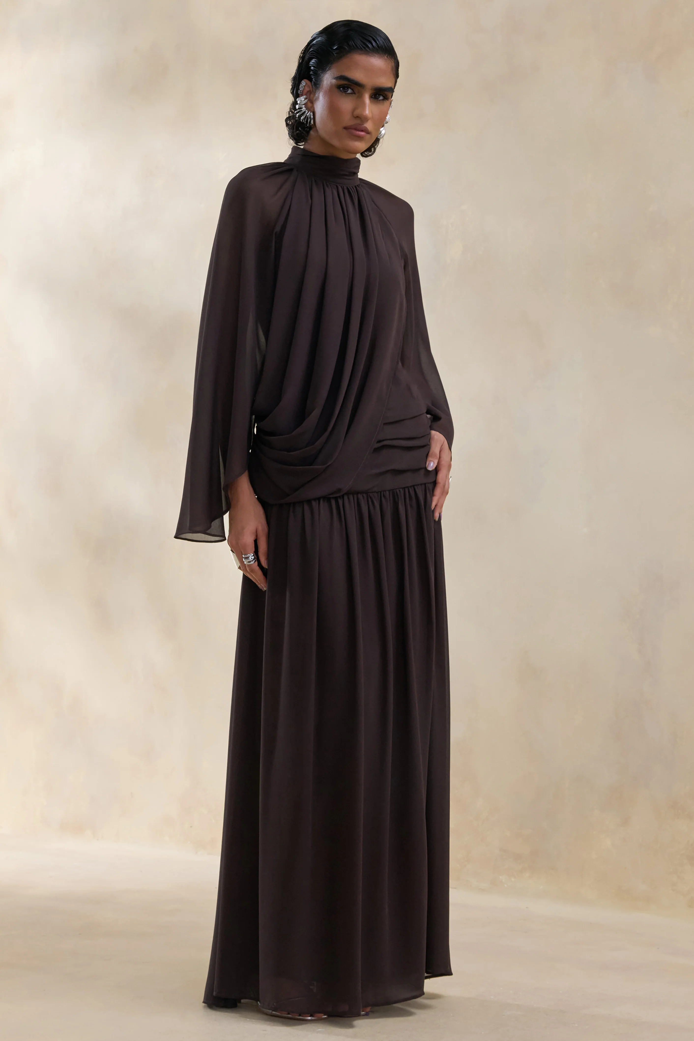 Narella | Bruine Chiffon Maxi Jurk Met Hoge Hals En Draperende Details - Image 5