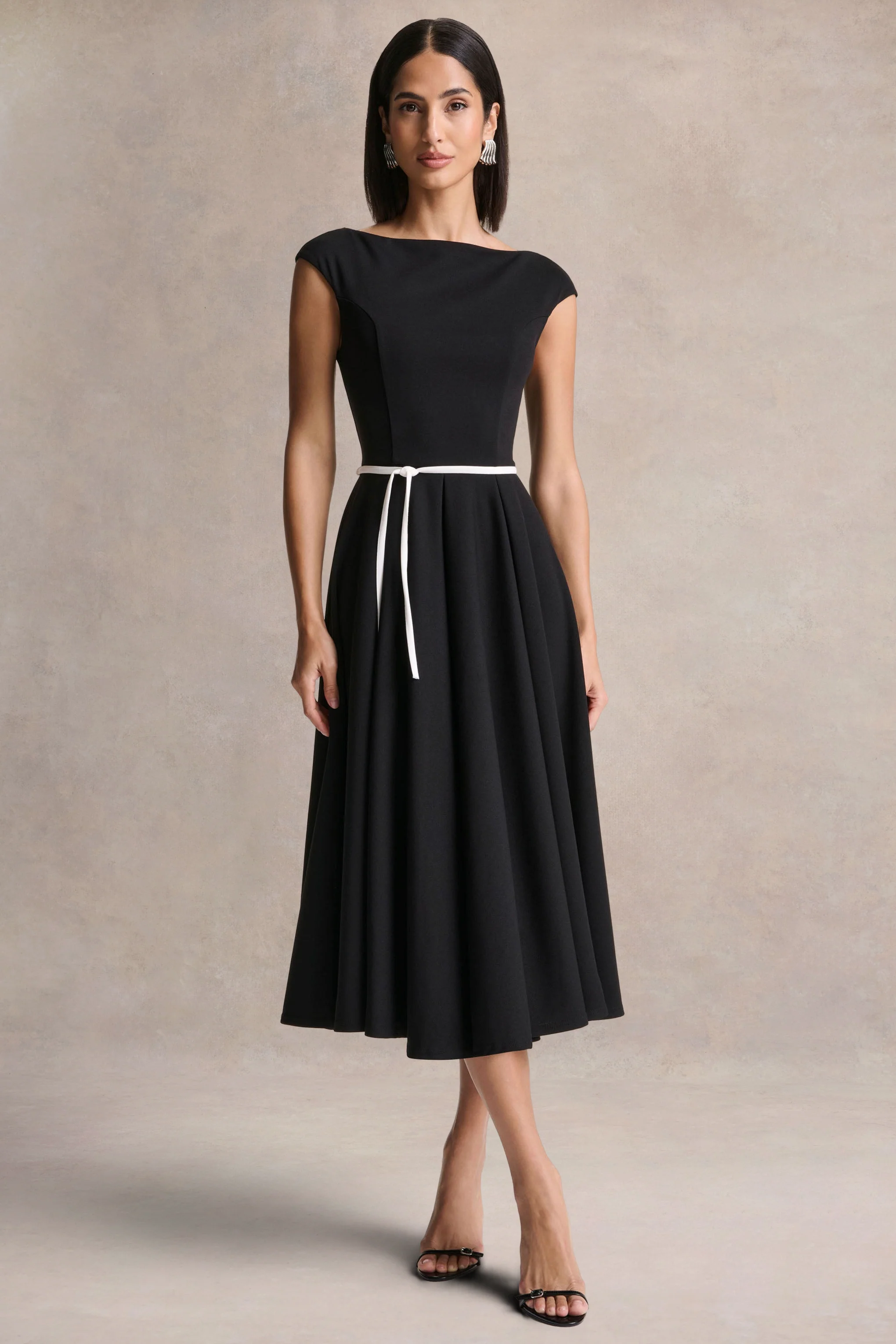 Nataline | Zwarte Ronde Hals Midi Jurk Met Wit Riem Detail