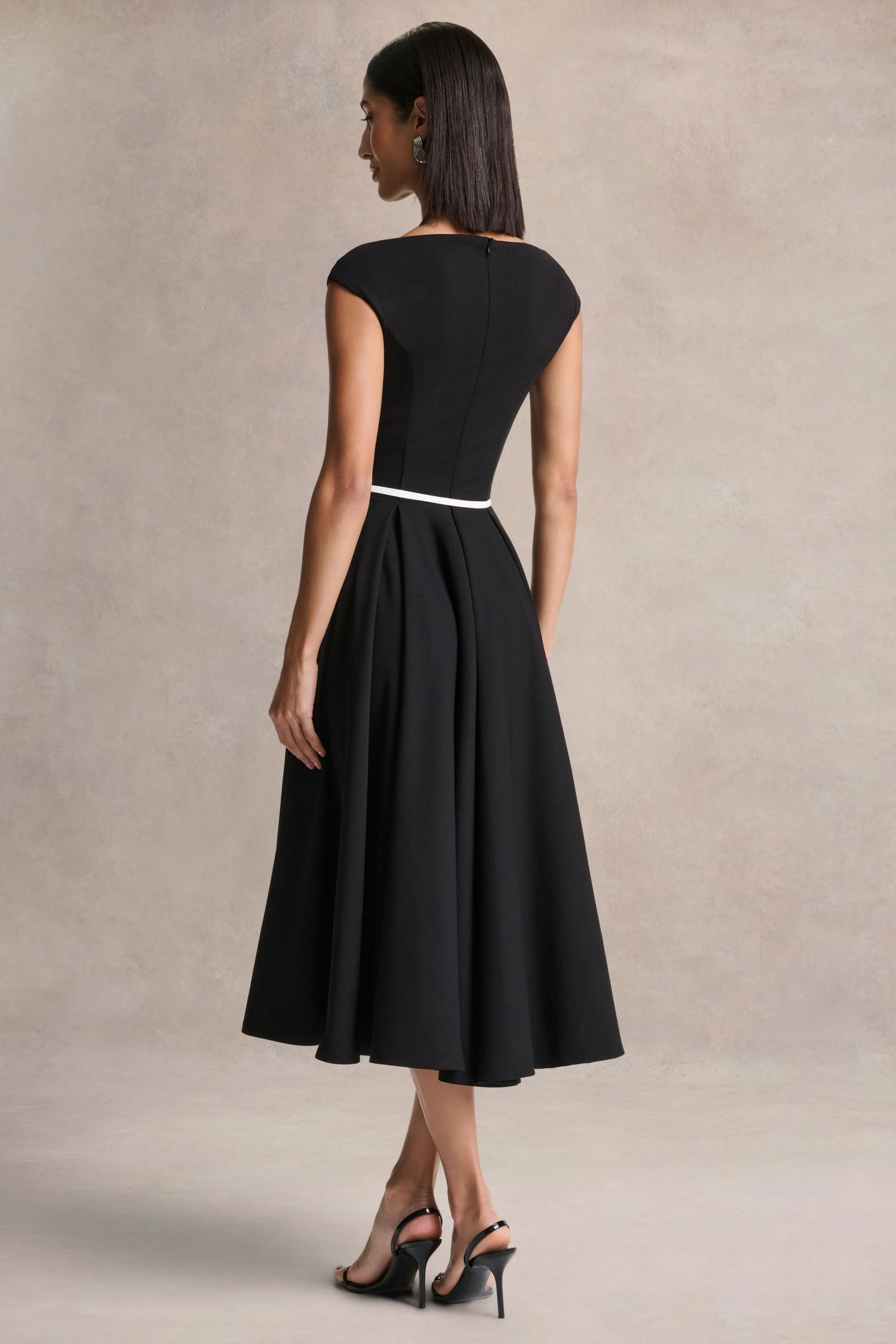 Nataline | Zwarte Ronde Hals Midi Jurk Met Wit Riem Detail - Image 2